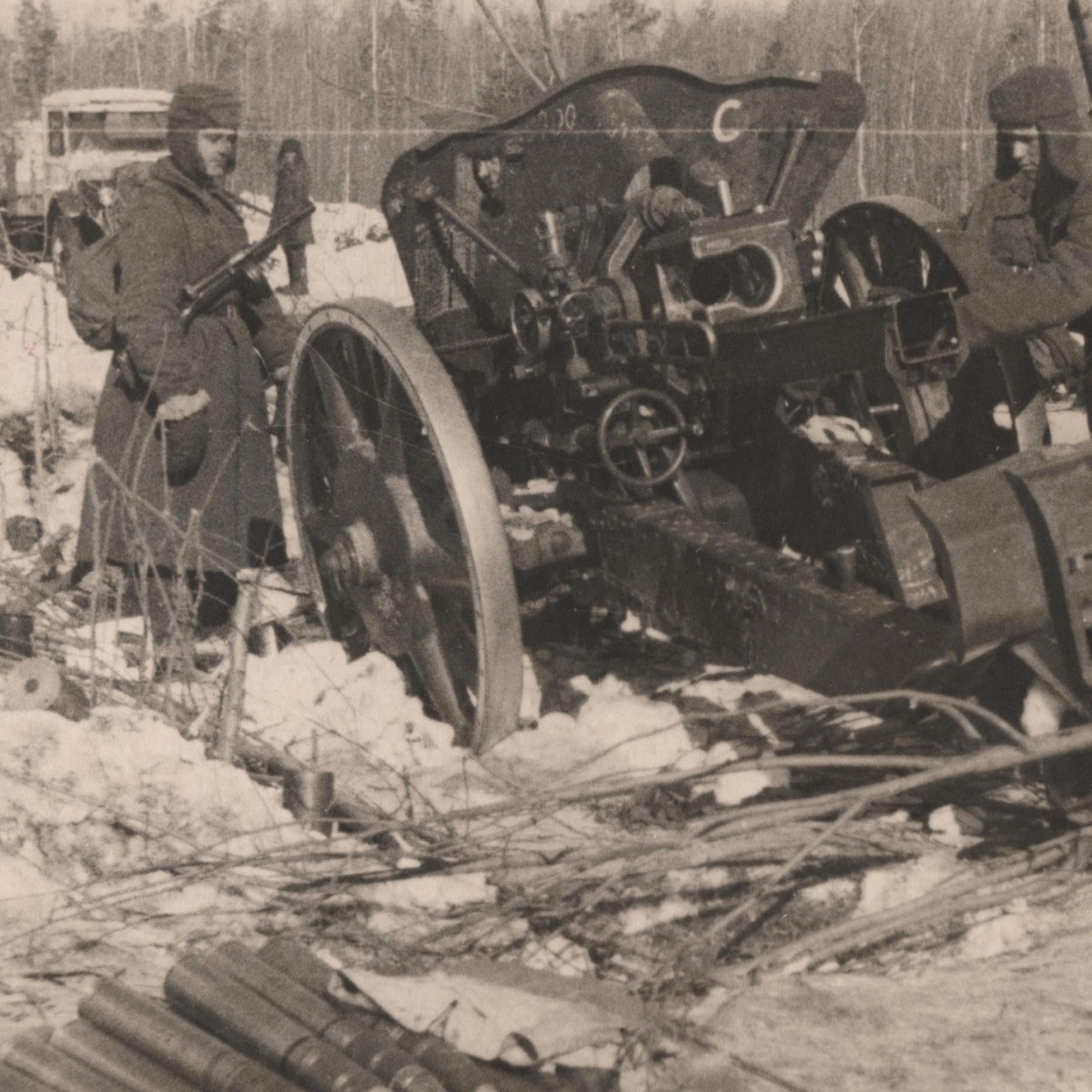 Press photo "A gun stuck in the mud"