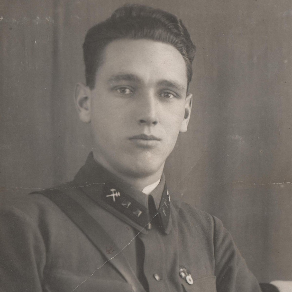 Photo of a junior military technician of the Red Army with the sign "Voroshilovsky shooter" 