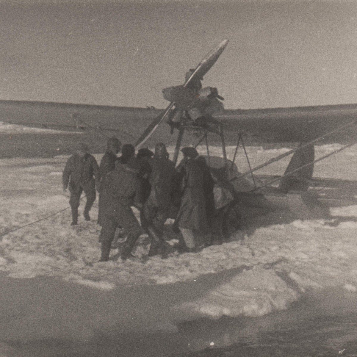 Photo of Chelyuskintsev next to an airplane