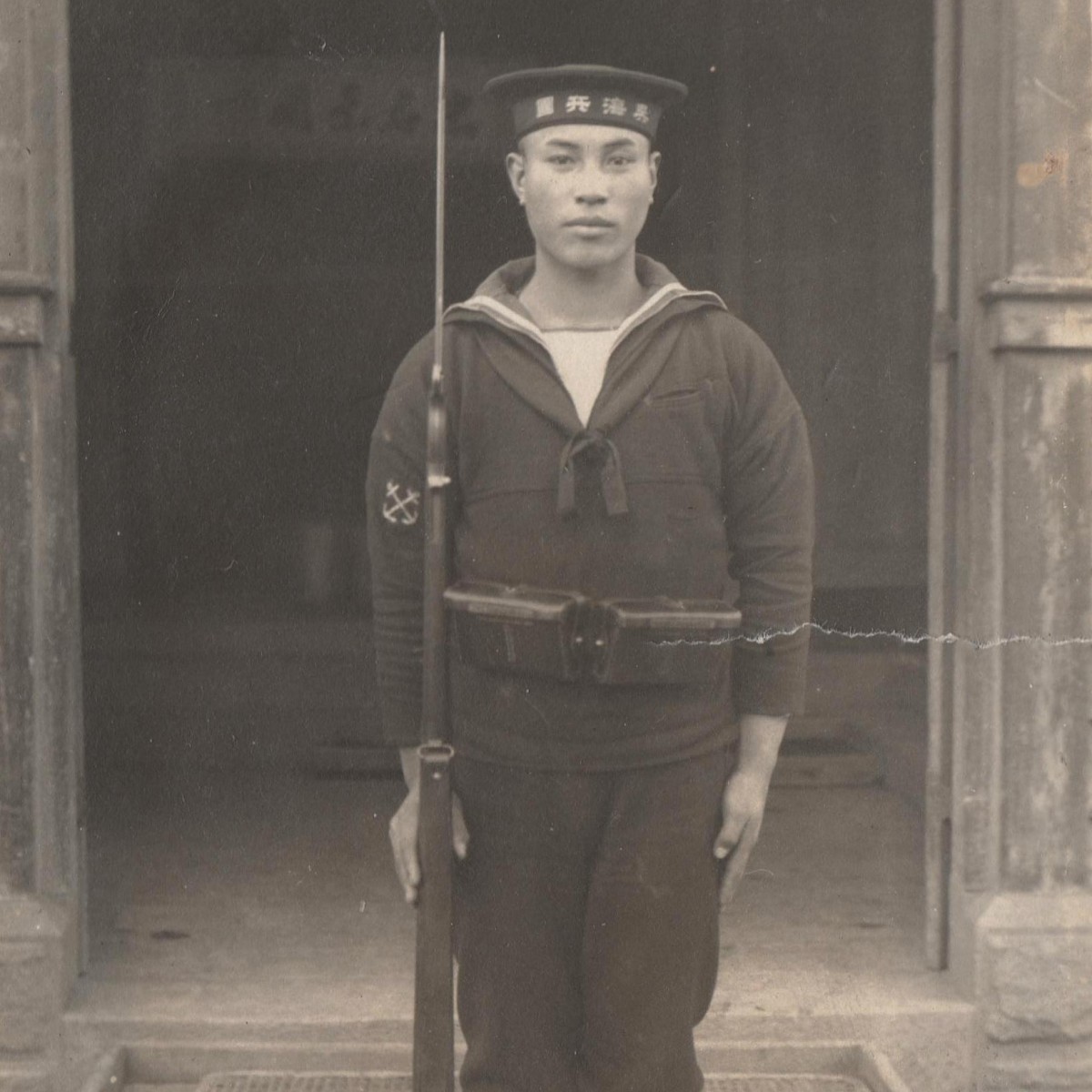 Photo of a Japanese sailor with an Arisaka rifle