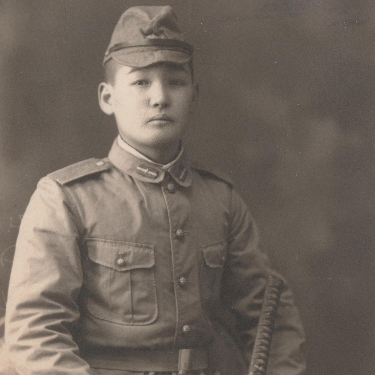Photo of a Japanese junior non-commissioned officer with a katana
