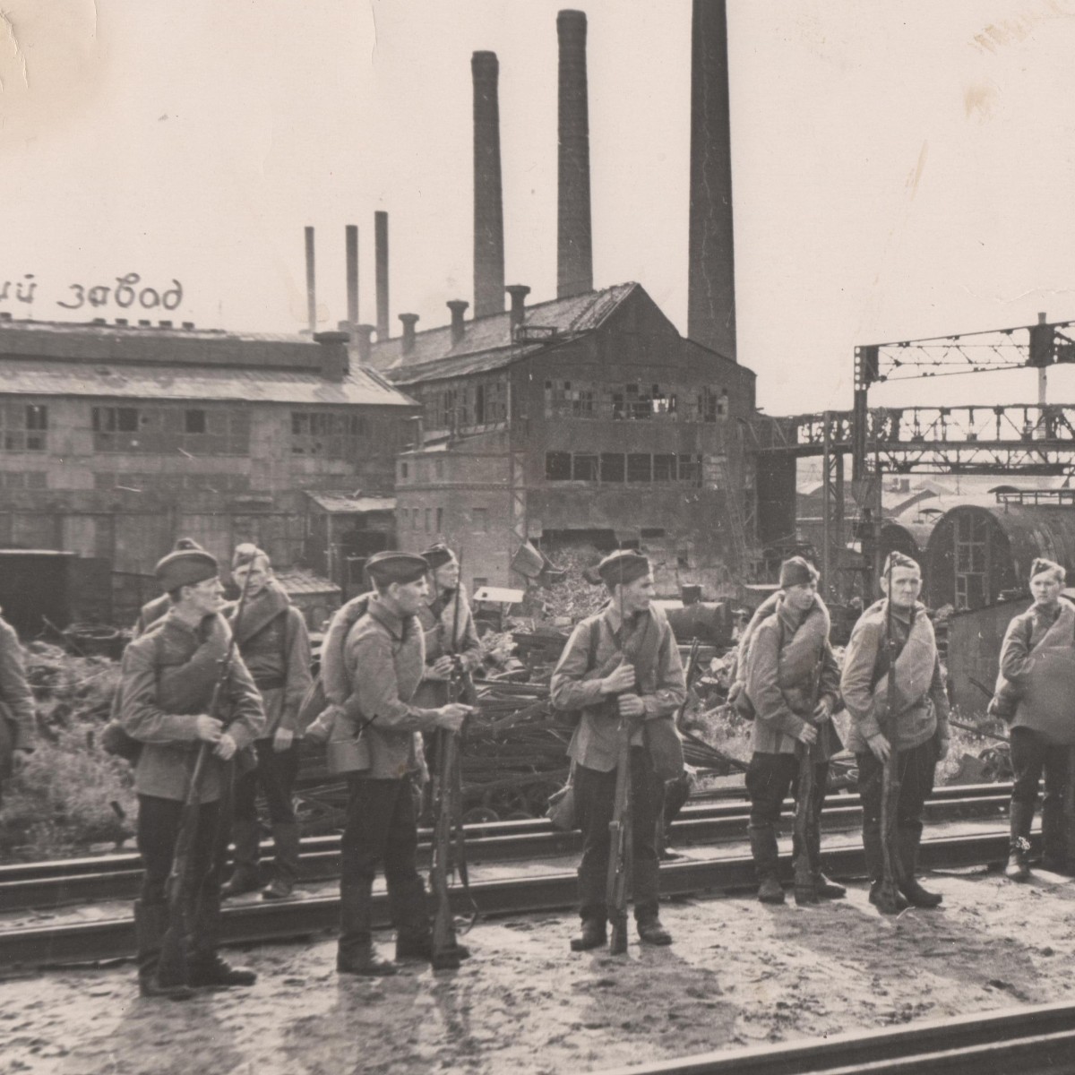 Photo "Red Army soldiers at the Kirov factory", LenTASS