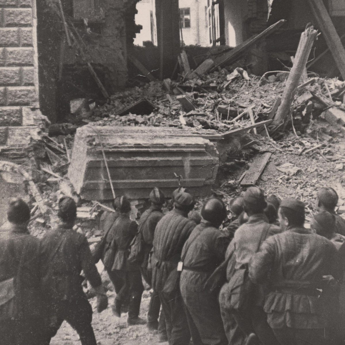 Photo "Red Army soldiers dismantle the rubble", LenTASS