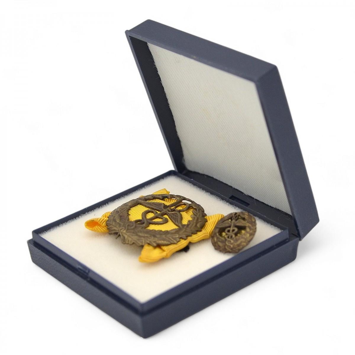 A badge for 10 years of service in the Finnish customs, in a case