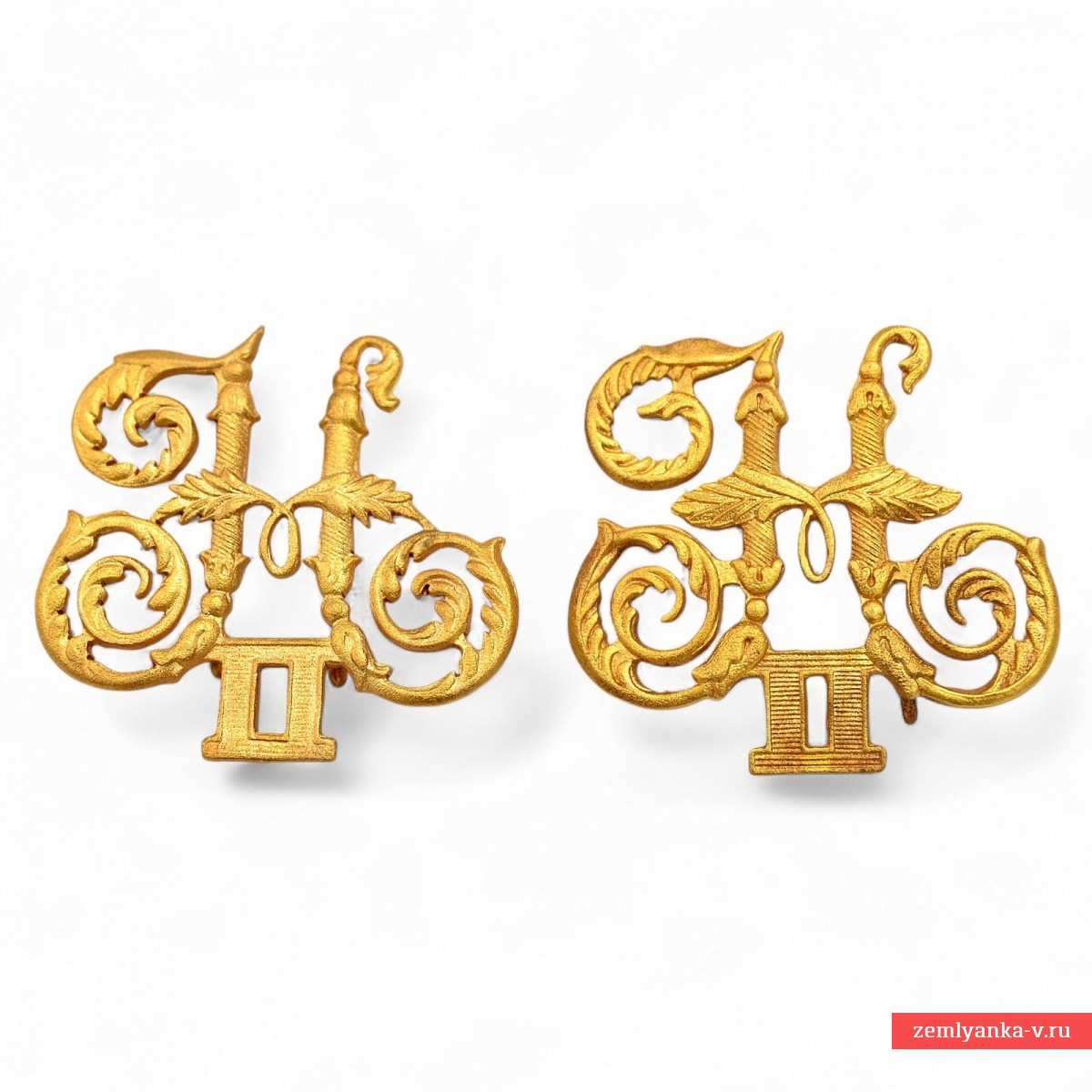 A pair of monograms of Nicholas II on the shoulder straps of an officer of the EIV Retinue, a copy