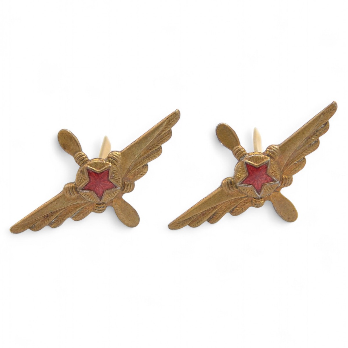 The emblem on the shoulder straps or buttonholes of the IAS of the SA Air Force of the 1942 model
