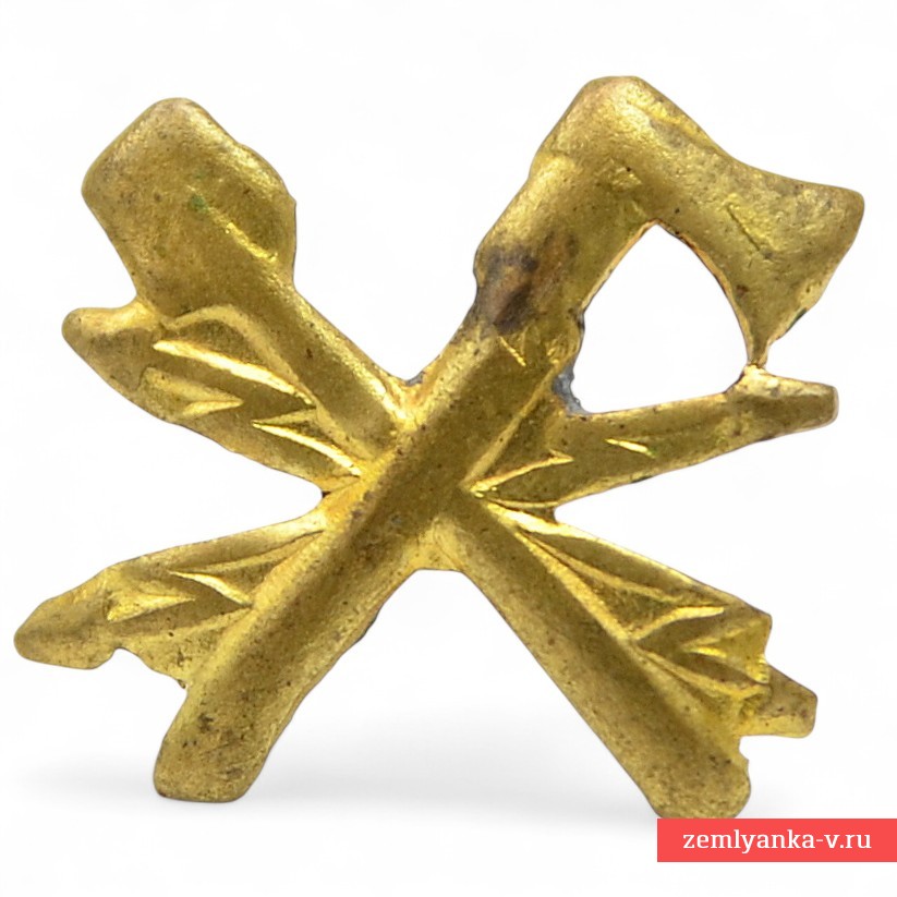 The emblem on the buttonhole of the Red Army electrical engineering sample 1936