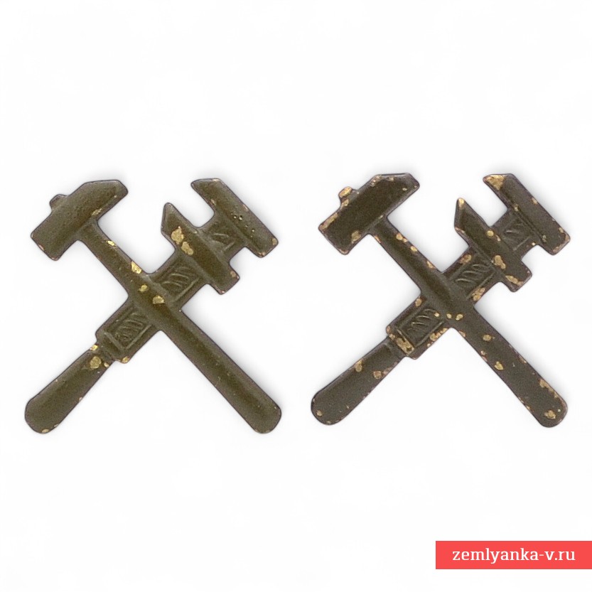 1941-style emblems on the buttonholes of the Red Army technical staff