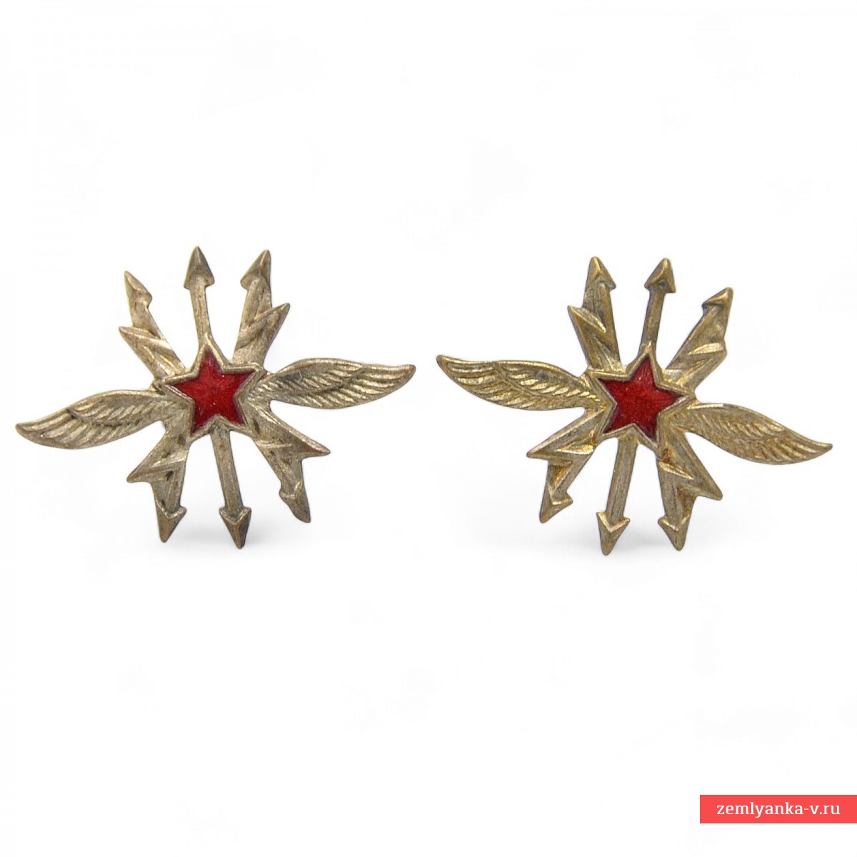 Communication emblems of the 1936 model on the buttonholes and shoulder straps of the Red Army