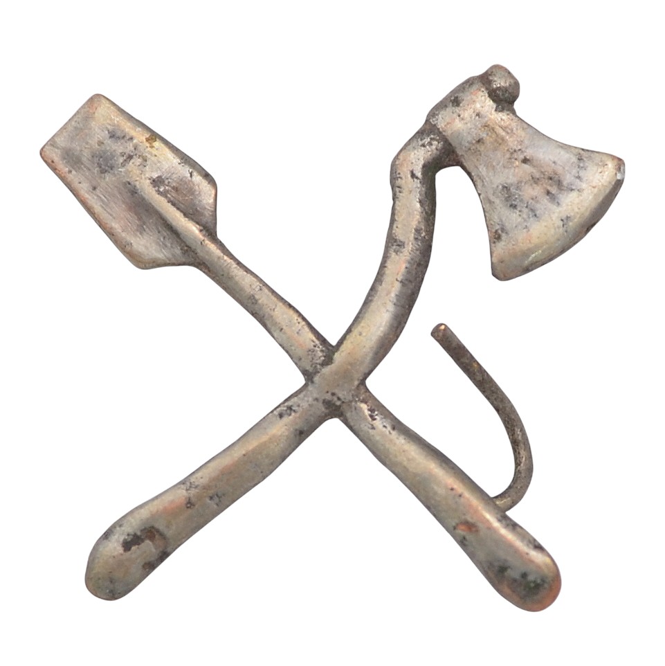 The emblem on the shoulder strap of an official of the Department of Civil Engineers