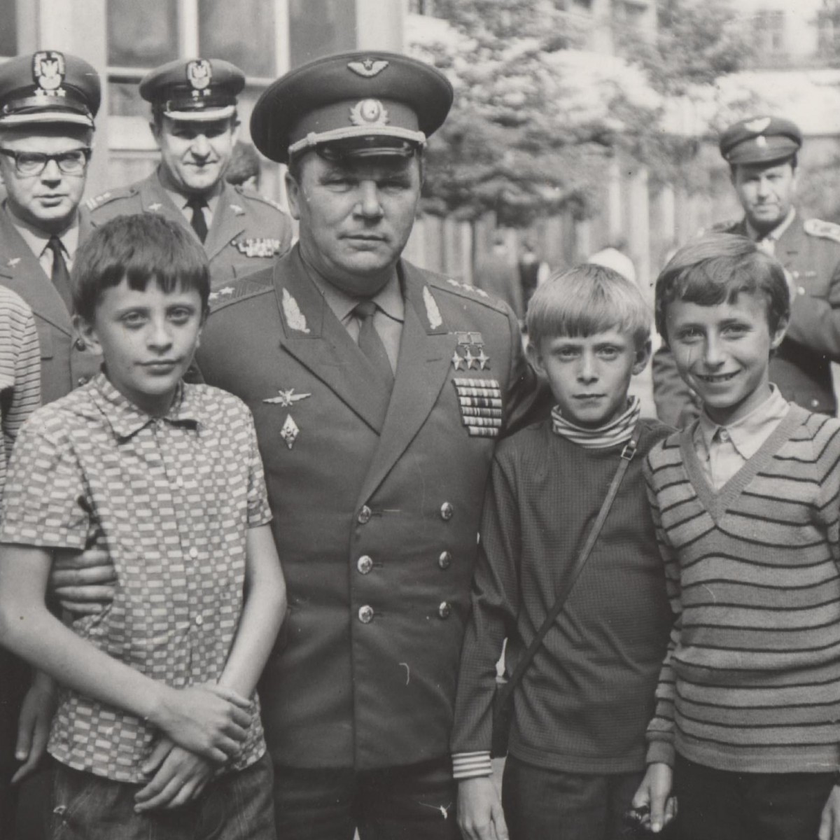 Photo of Colonel-General I. Kozhedub with pioneers