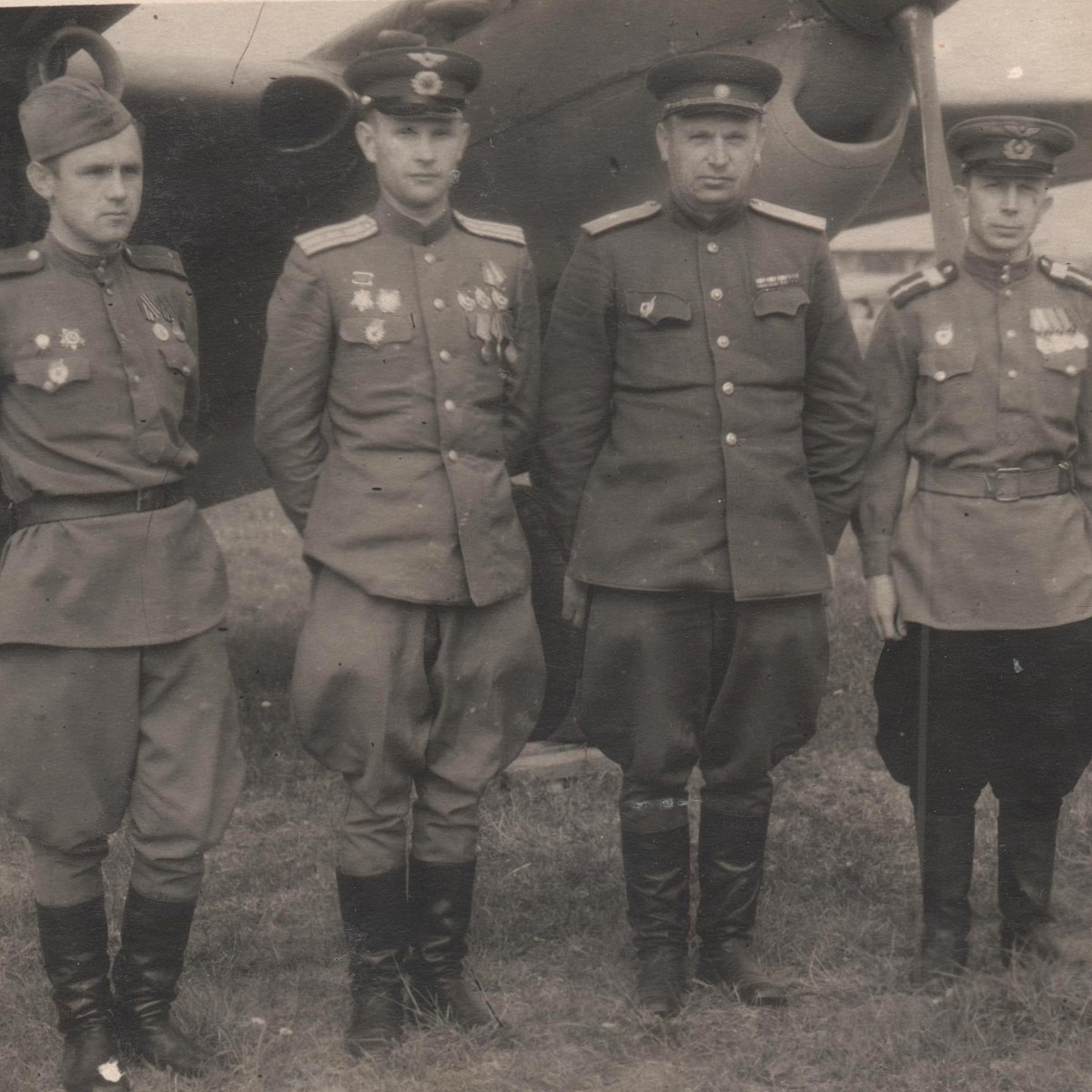 Photo of Major General S. Andreev with the pilots of the 123rd Guards. Yartsevsky aviation regiment 