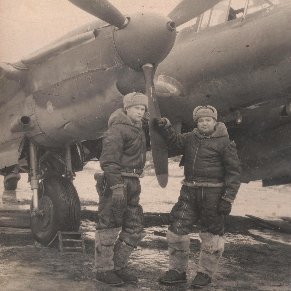 Photo of Commander V.I. Dymchenko and the crew of the Pe-2 bomber of the 123rd Guards Aviation Regiment 
