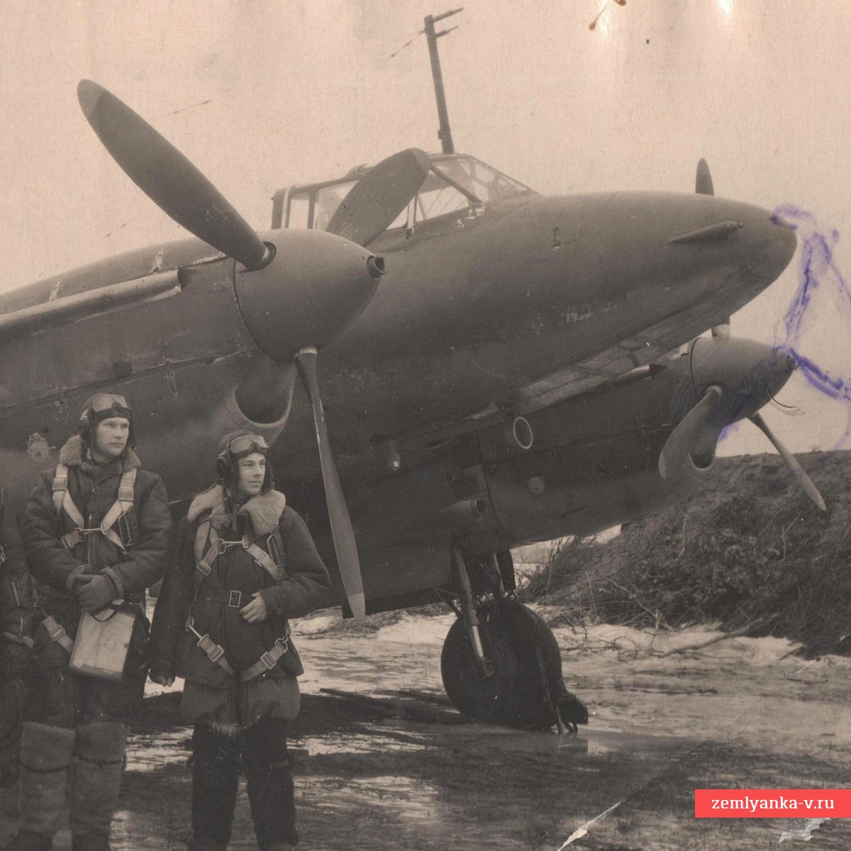 Photo of the crew of the commander of the 123rd guards aviation regiment at the Pe-2 bomber