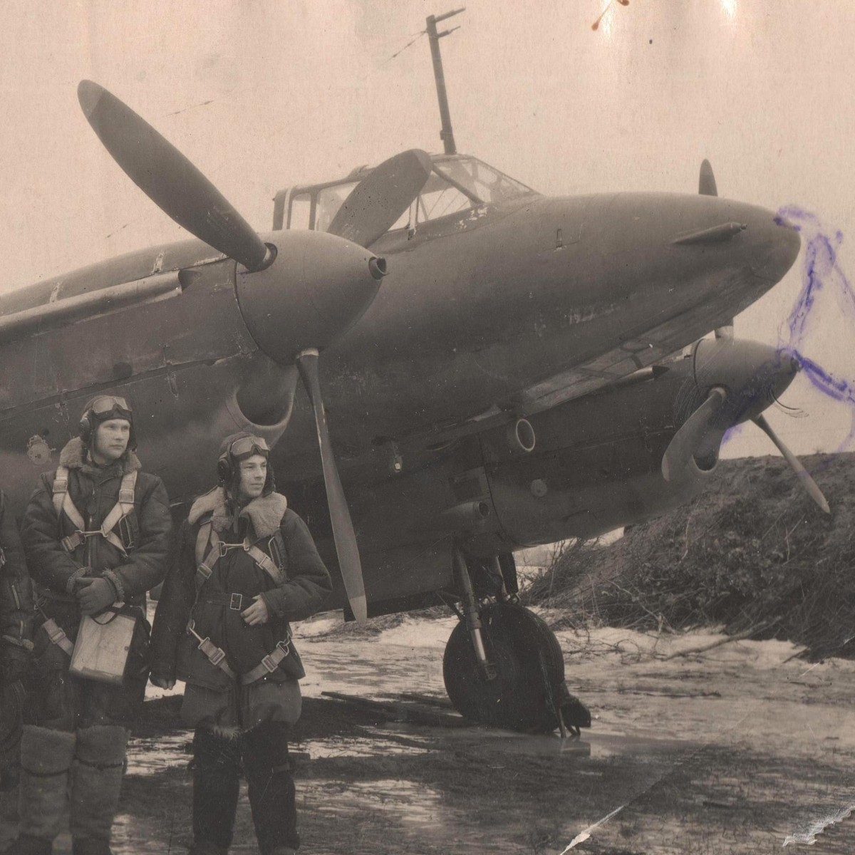Photo of the crew of the commander of the 123rd guards aviation regiment at the Pe-2 bomber