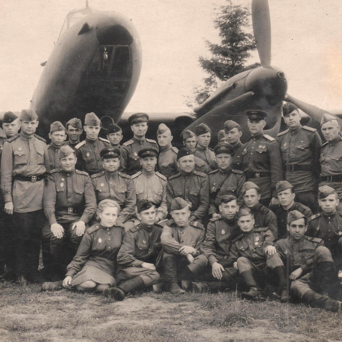 Photos of soldiers and officers of the 123rd Guards. The Yartsevsky aviation regiment at the Pe-2 bomber