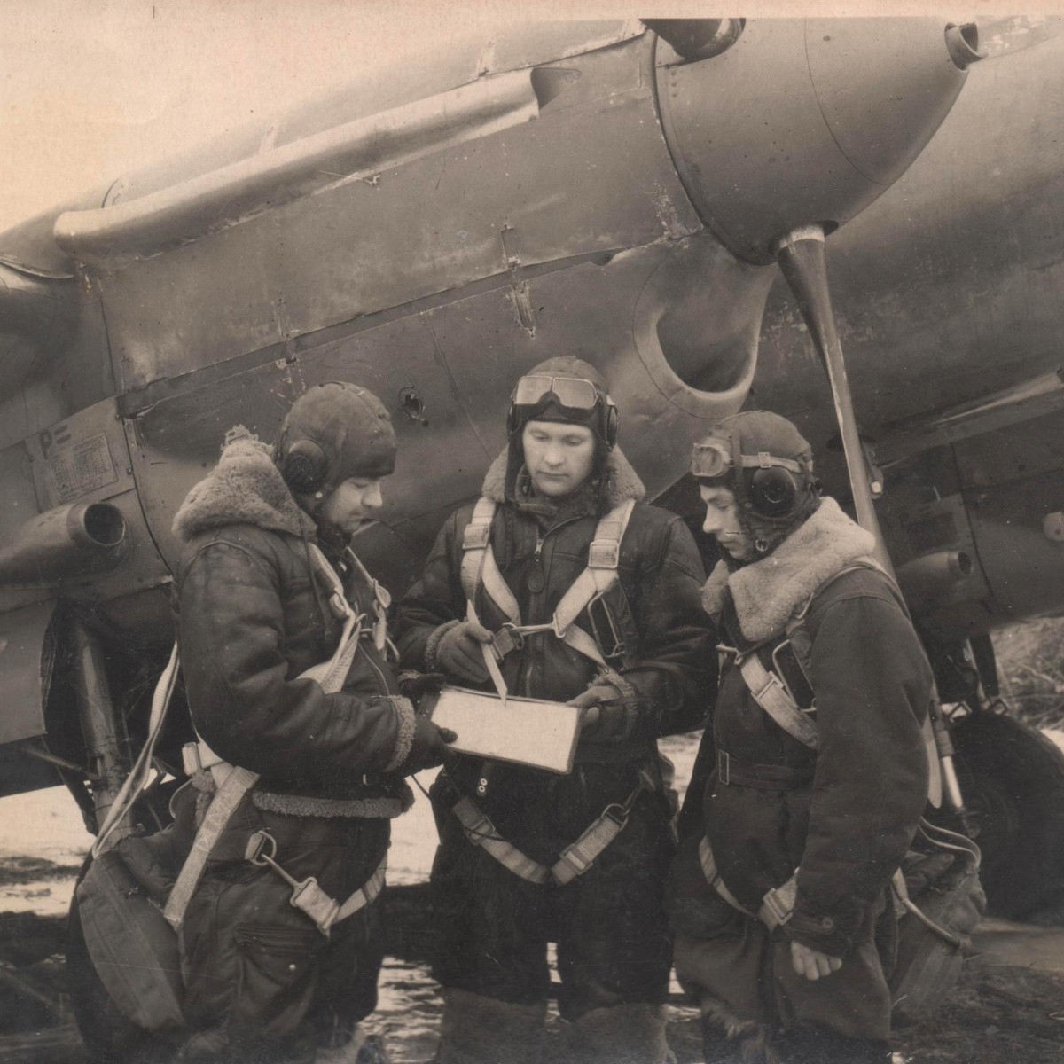 Photos of the 123rd guards pilots. The Yartsevsky aviation regiment at the Pe-2 bomber
