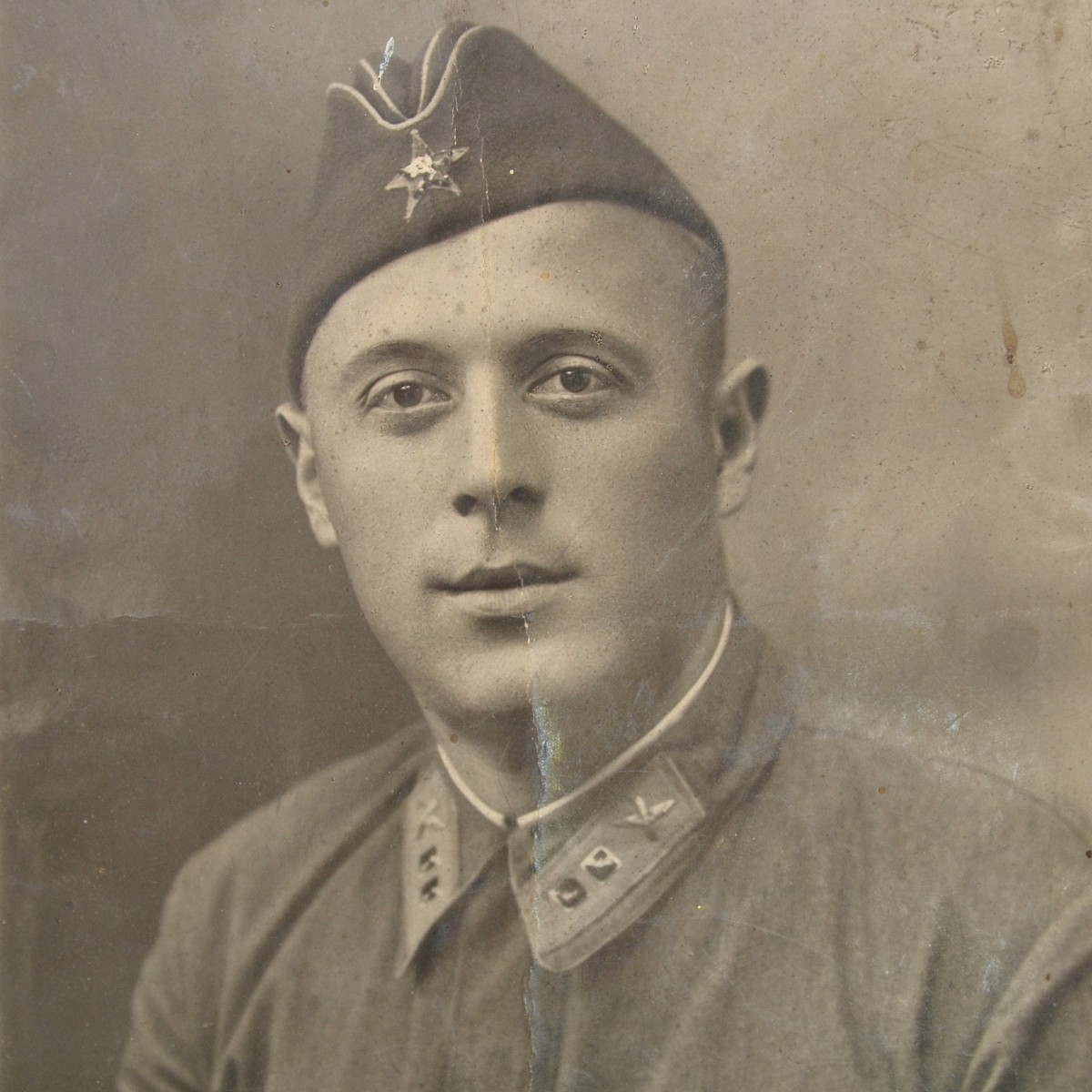 Photo of a Red Army Air Force lieutenant in a cap with a rare star
