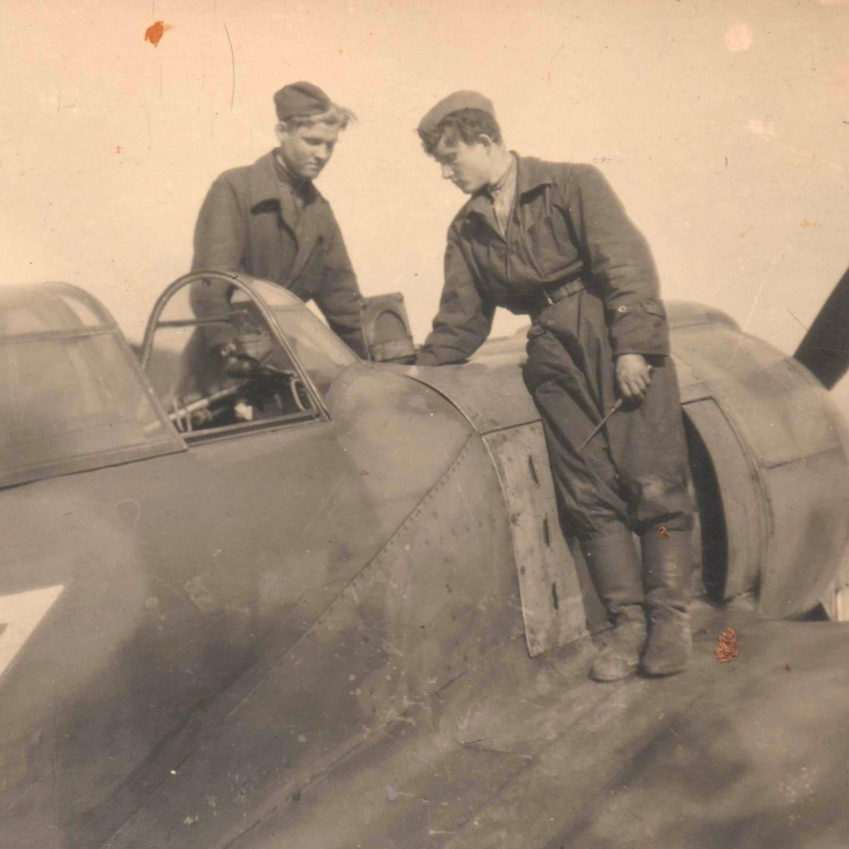 Photo of military technicians of the Red Army Air Force at the plane