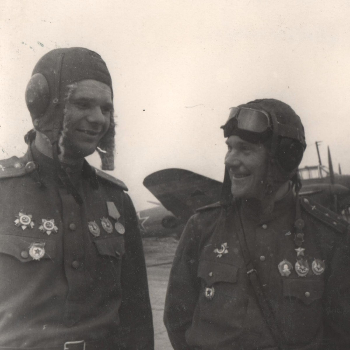 Photo of the Hero of the Soviet Union, Lieutenant N.I. Maikov with his crew