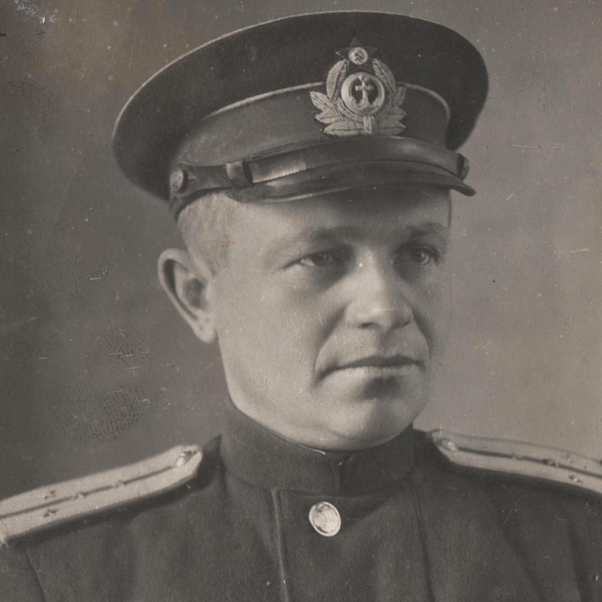 Portrait photo of the captain of the Red Sea Fleet with the badge of a marine aviation technician