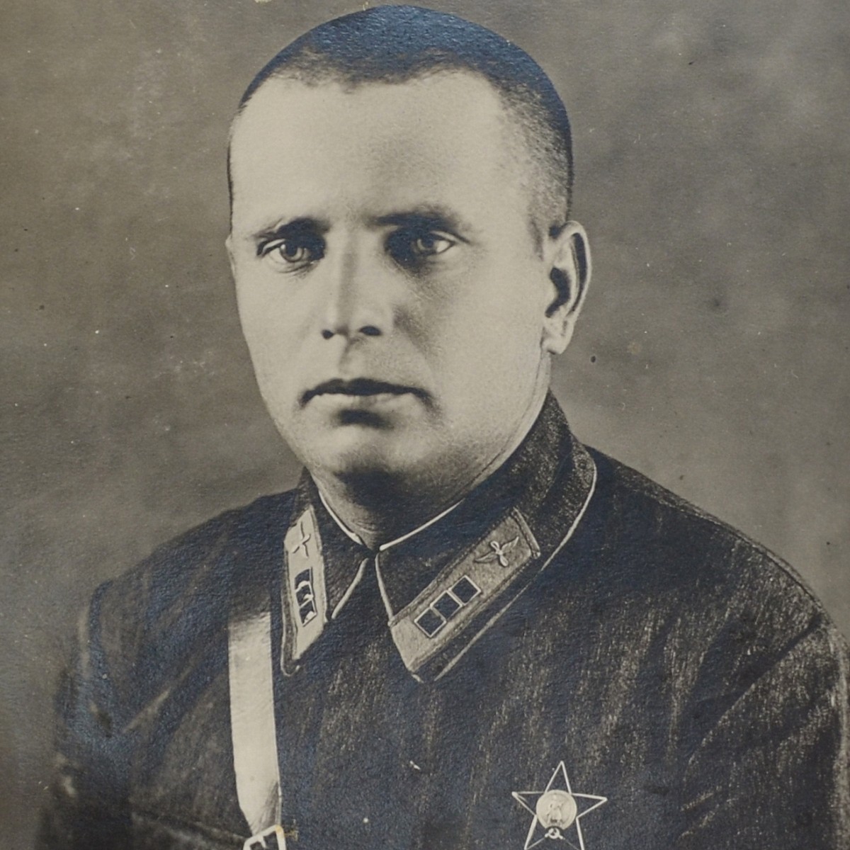 Photo of Senior Lieutenant of the Red Army Air Force V. Sakhatsky with the Order of the Red Star