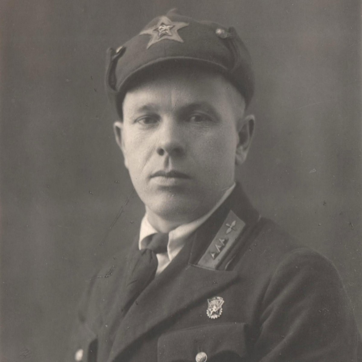 Photo of a senior sergeant of the Red Army Air Force in a dark blue jacket, model 1935, 1939.