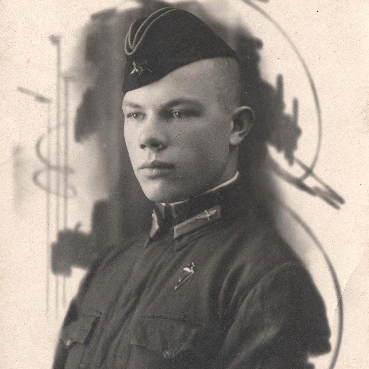 Photo of a Red Army Air Force cadet with a parachutist badge, 1941
