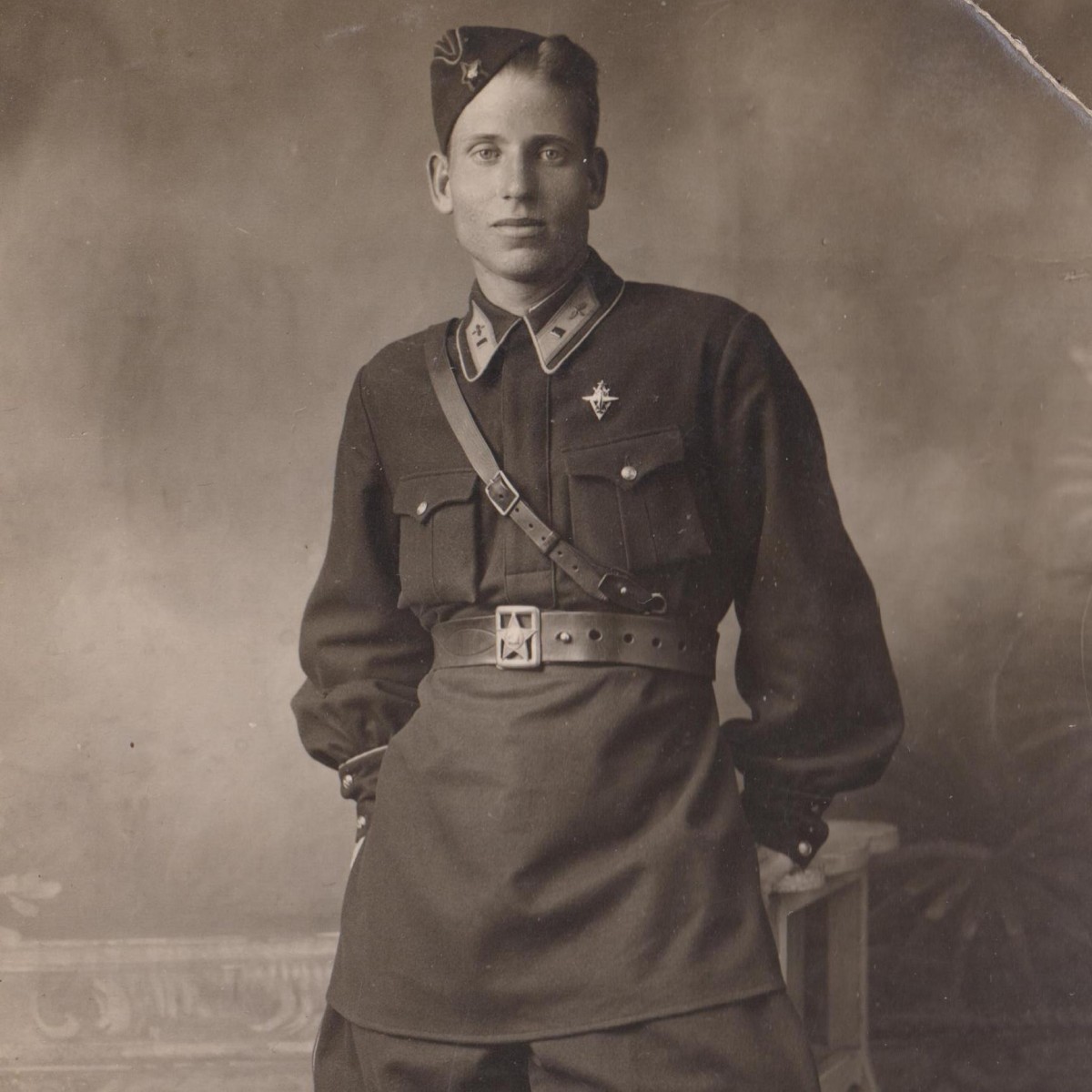 Photo of a junior lieutenant of the Red Army Air Force with a badge of graduation from flight school, model 1938.