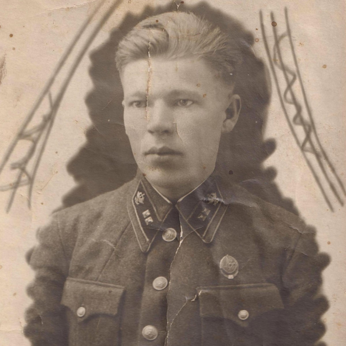 Photo of Lieutenant VOSO with the badge "Excellent Soldier of the Red Army"