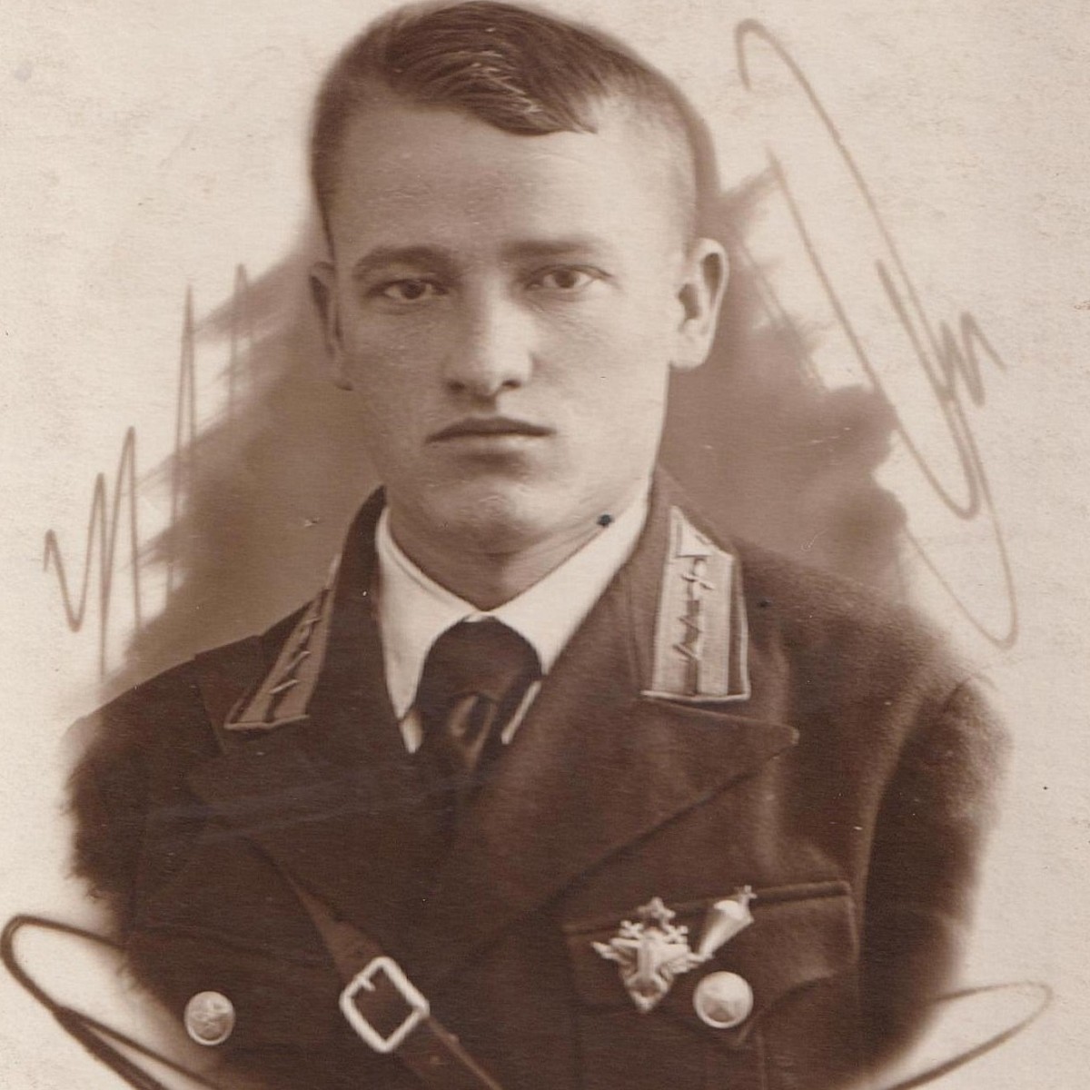 Photo of a sergeant of the Red Army Air Force with a badge of graduation from flight school, model 1938