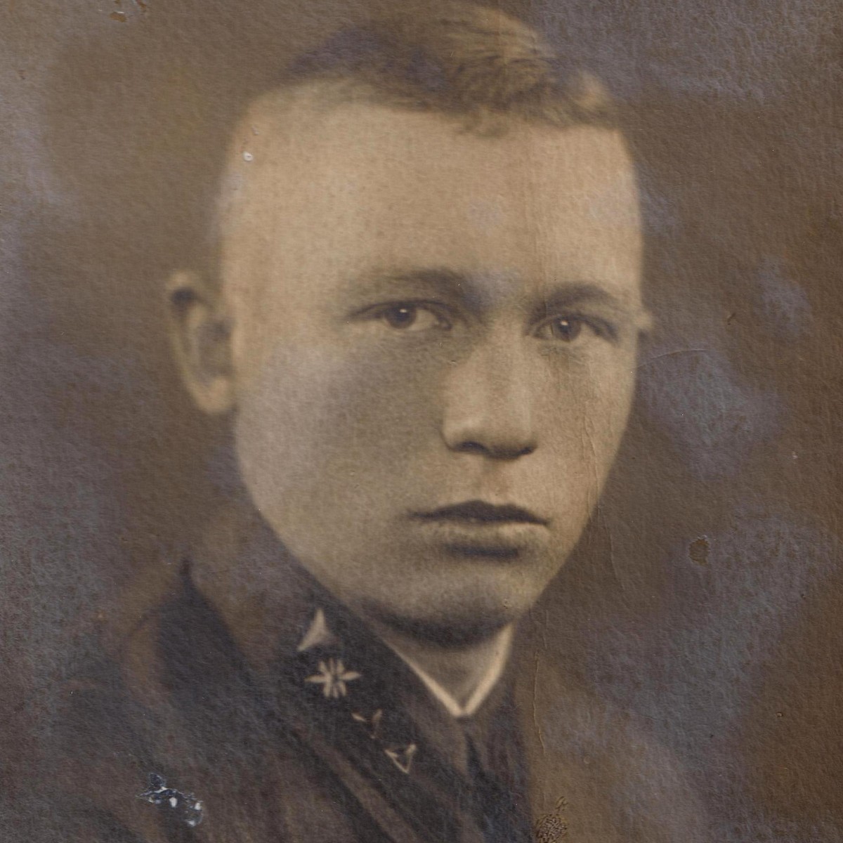 Photo of a Red Army communications sergeant with 1940 buttonholes