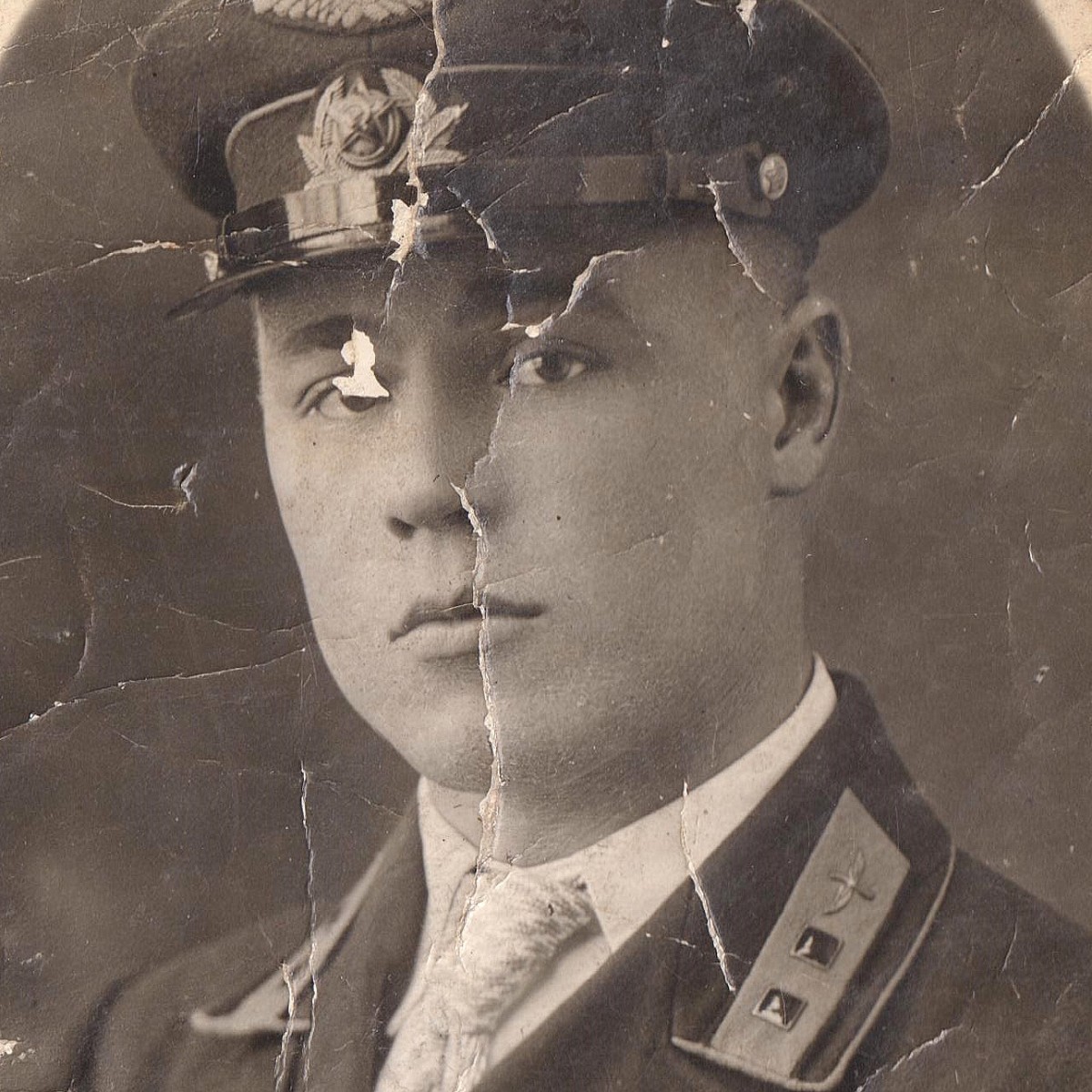 Photo of a lieutenant of the Red Army Air Force with a badge of graduation from flight school, model 1938