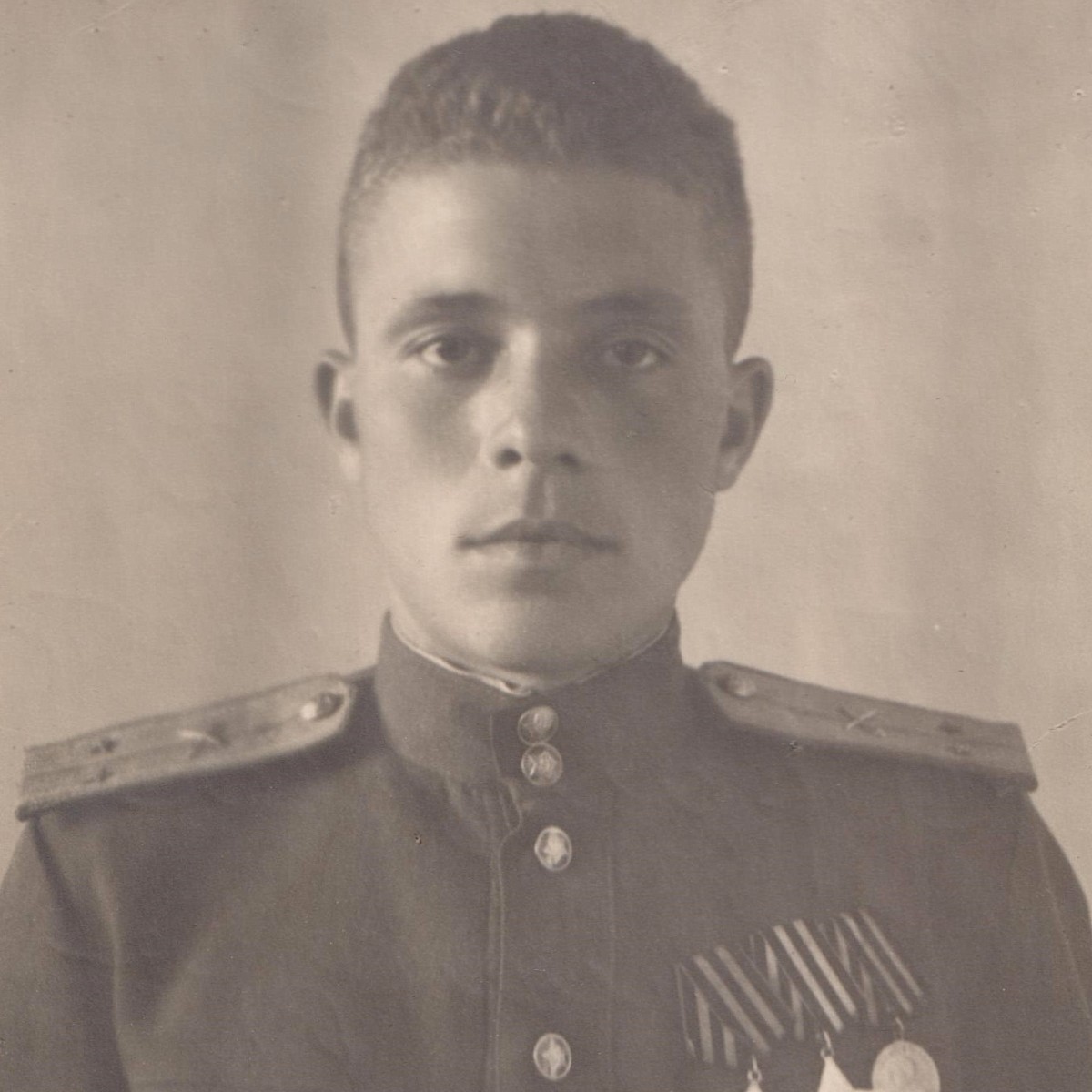 Photo of a Red Army artillery lieutenant with two Orders of Glory (!)