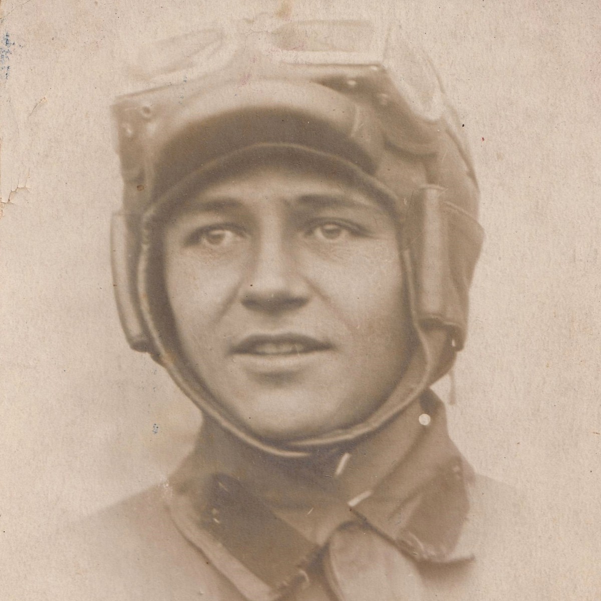 Photo of a Red Army tankman in a leather helmet, model 1934, 1938.
