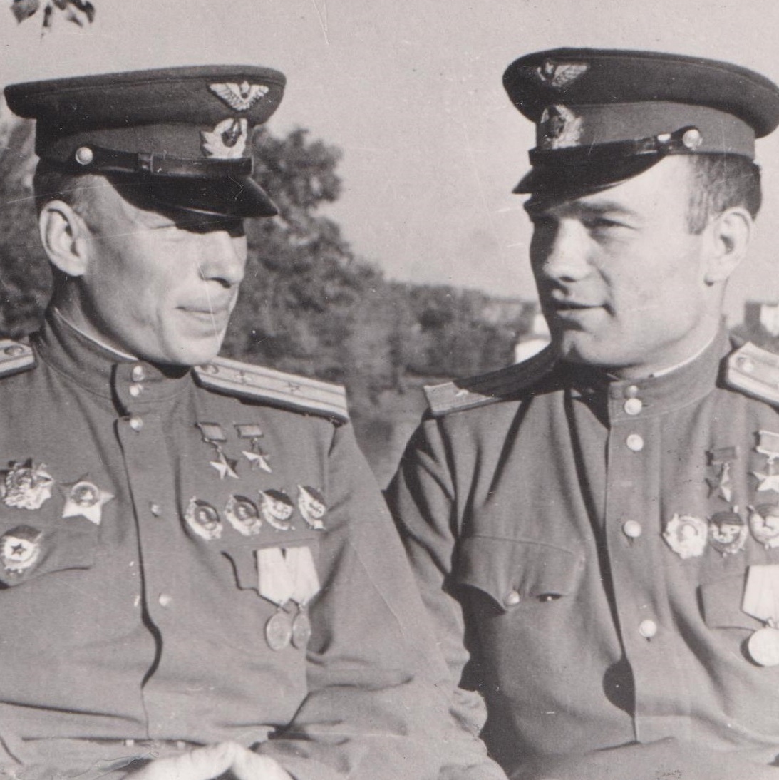 Photos of twice Heroes of the Soviet Union V.D. Lavrinenkov and A.V. Alelyukhin