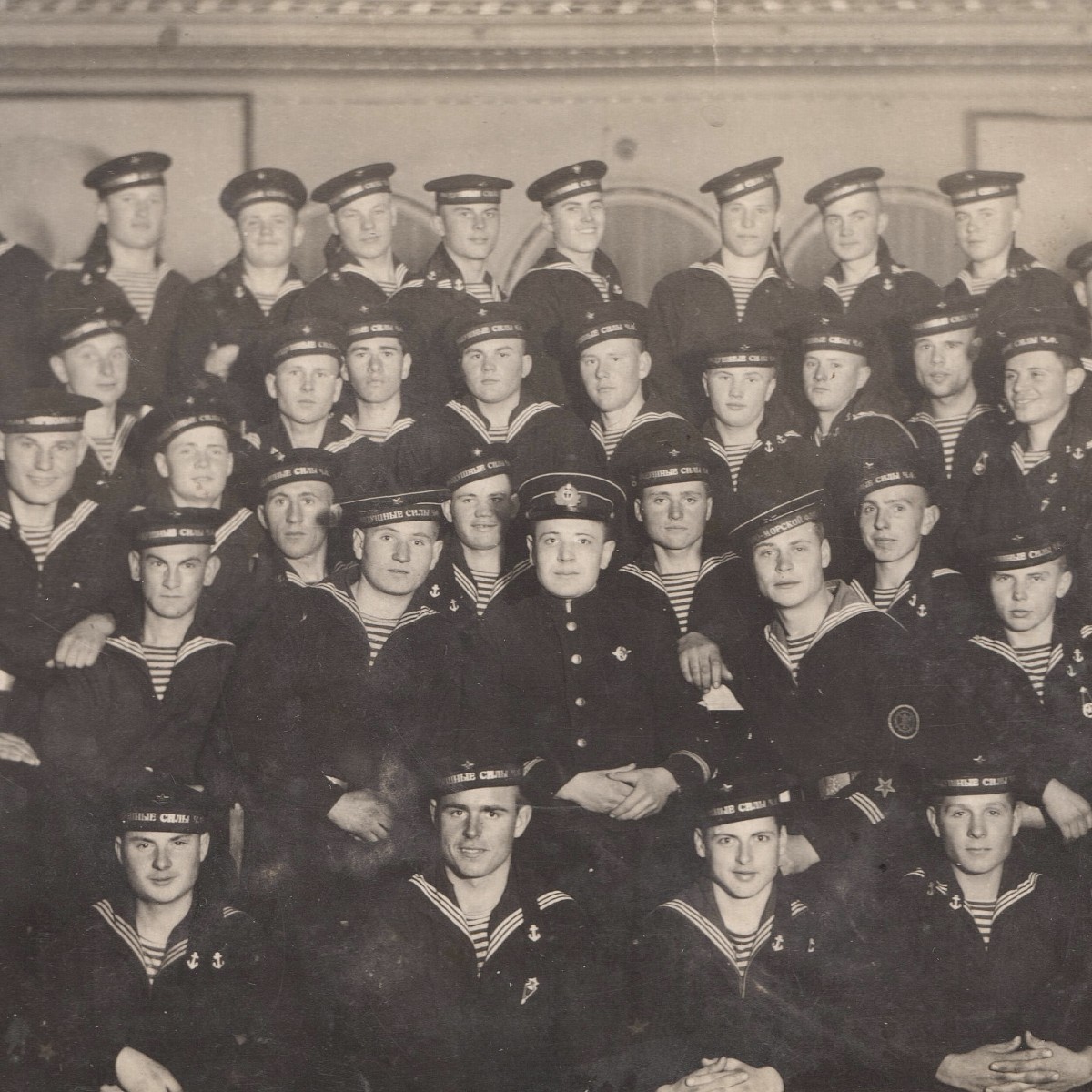 Photo of sailors and the commander of the Red Army Air Force, 1940