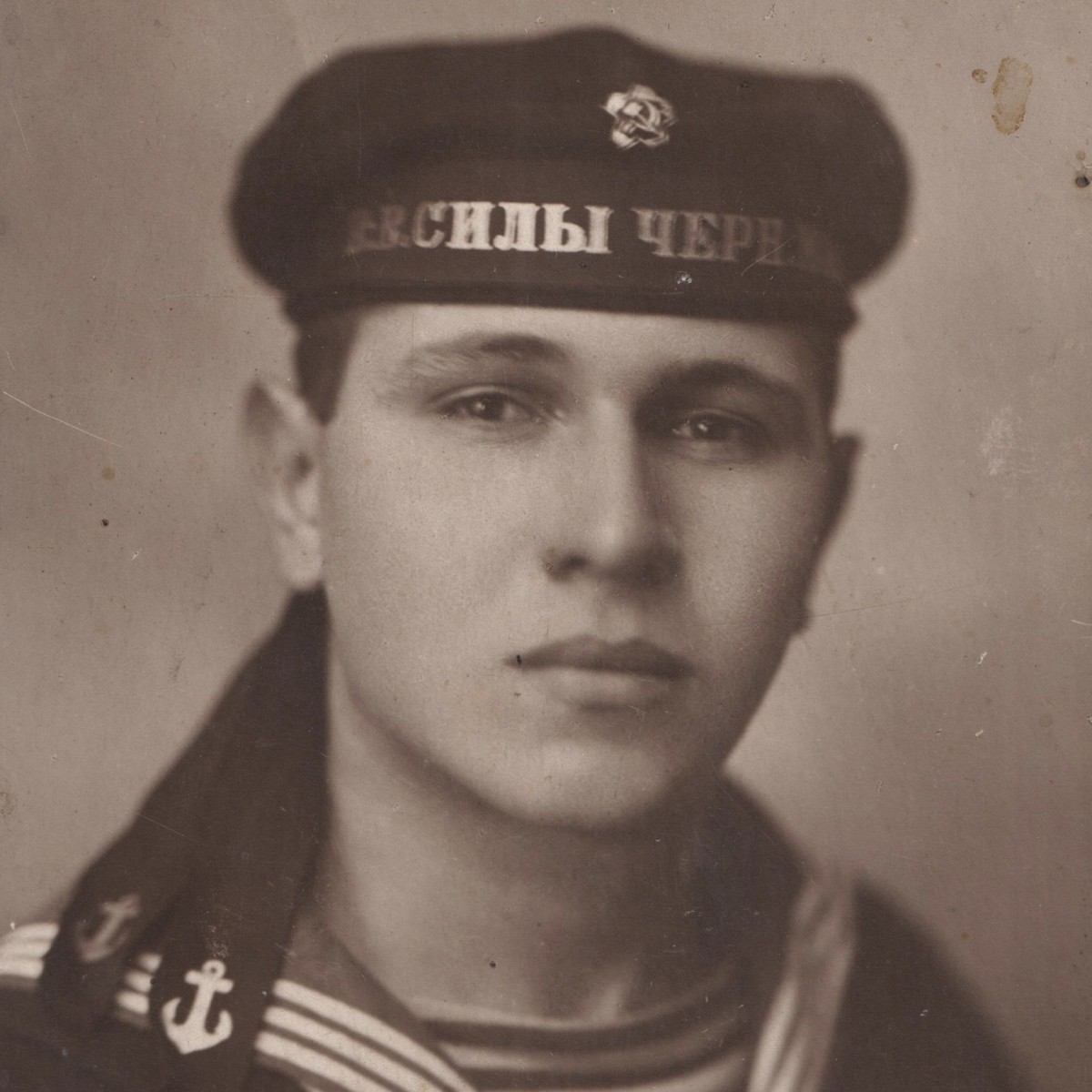 Photo of a sailor of the Black Sea Fleet Air Force, with a rare cockade