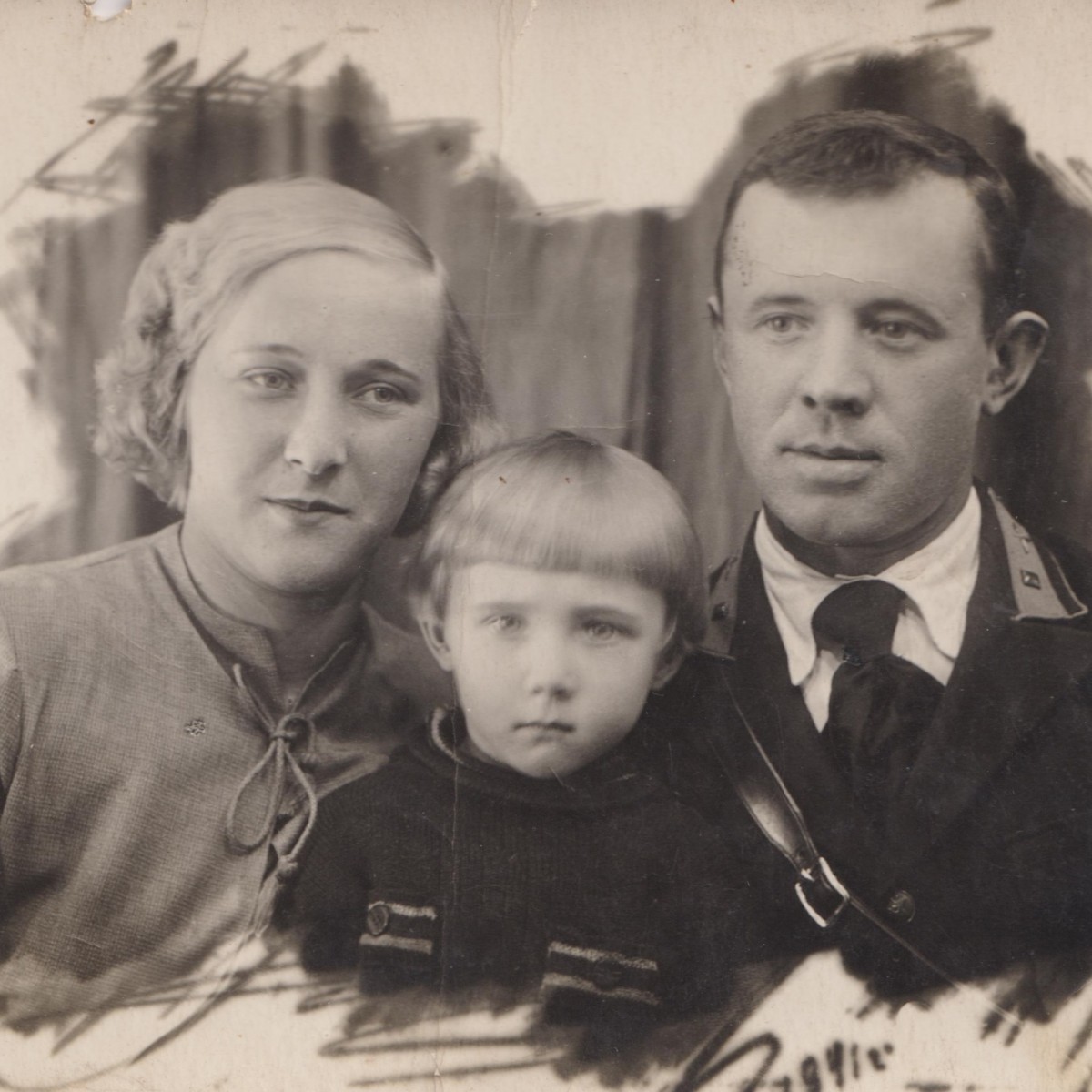 Photo of a junior lieutenant of the Red Army Air Force with his wife and child