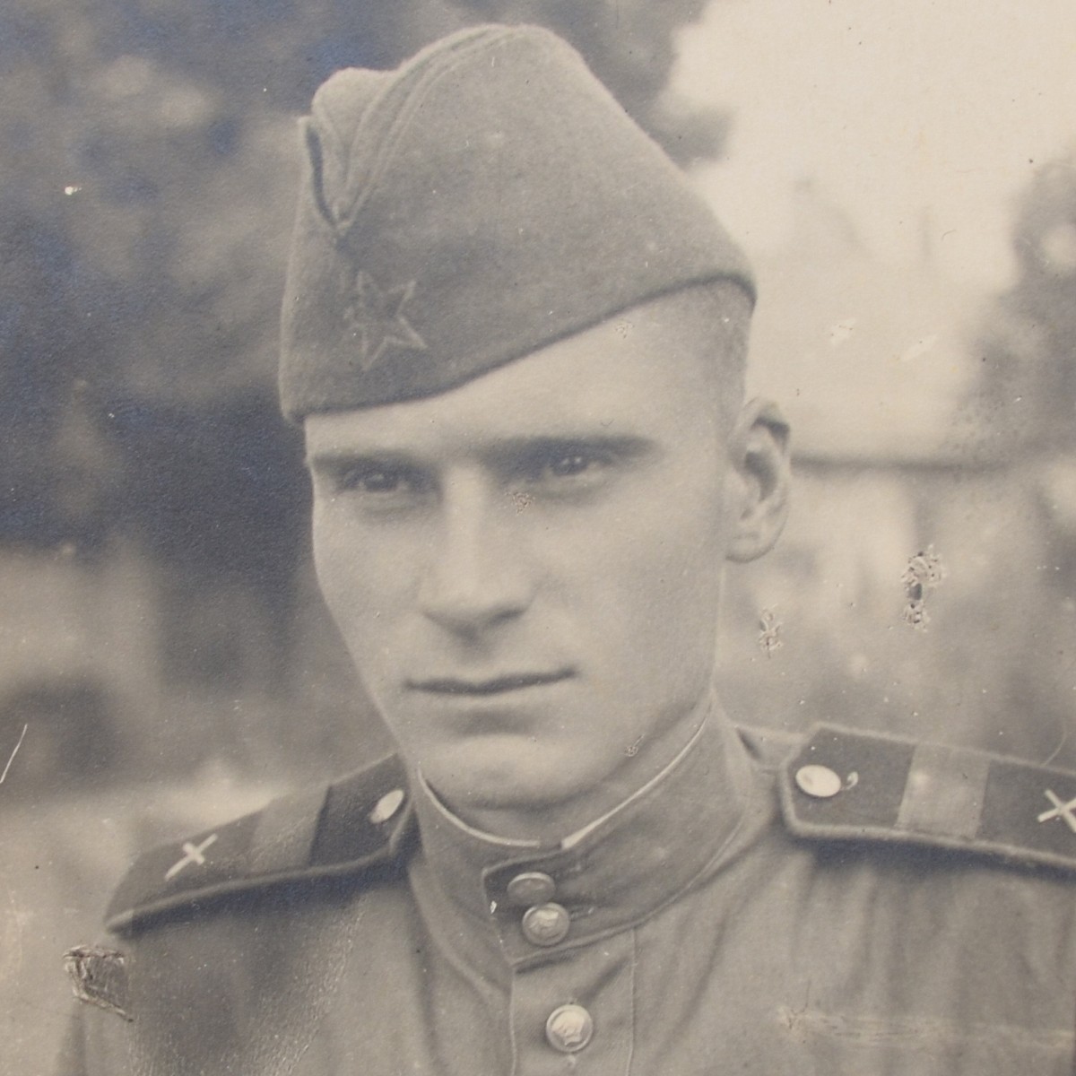Photo of an artillery sergeant in a 1941 model cap