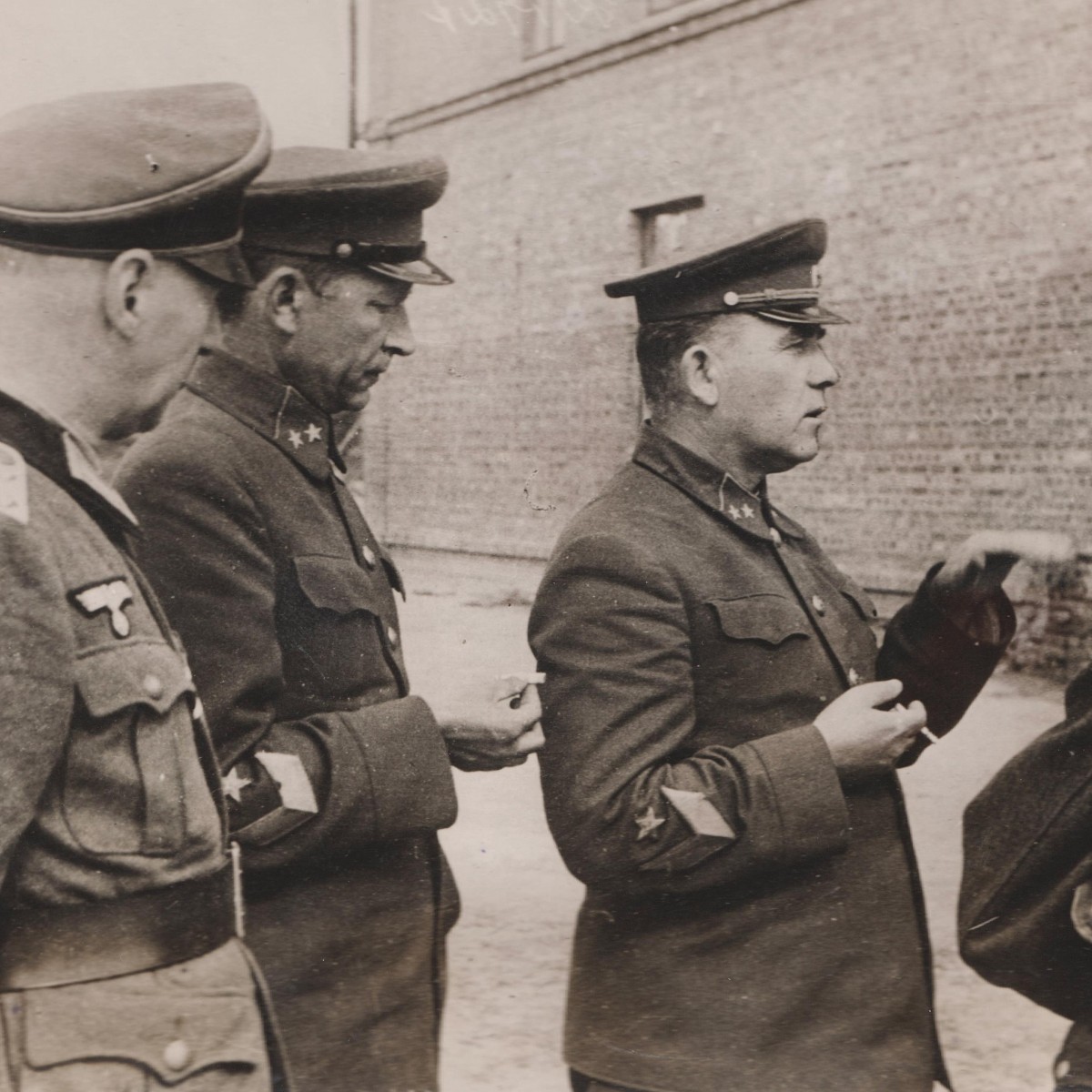Press photo of captured Soviet generals P. Ponedelin and N. Kirillov