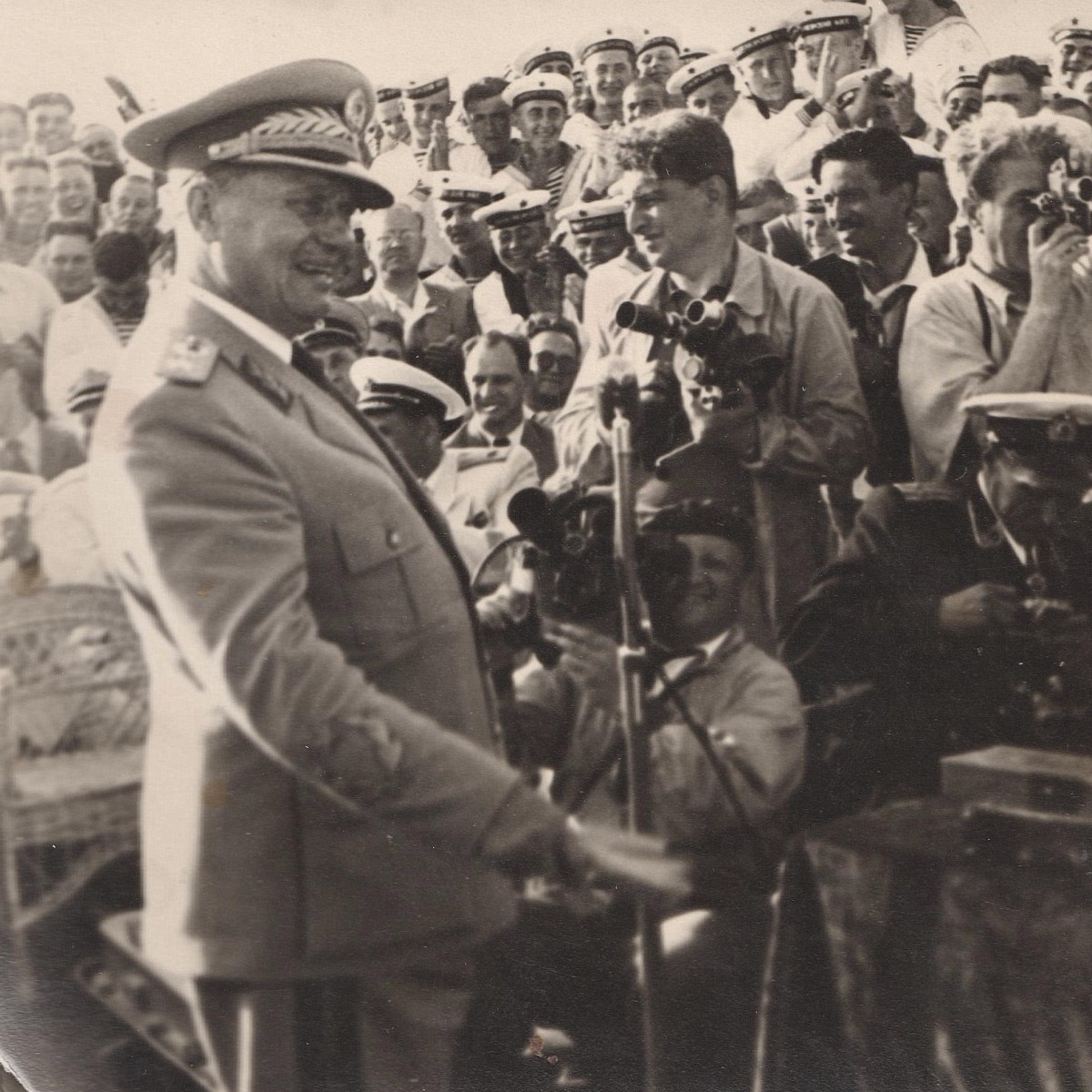 Photo of Yugoslav President Josip Broz Tito in front of Soviet sailors
