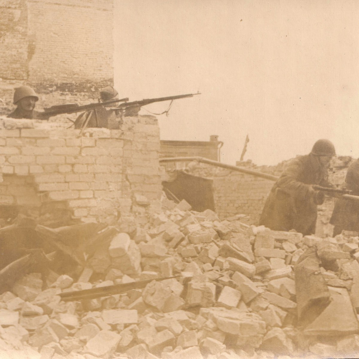 Photo of the Red Army assault group on the ruins of the building