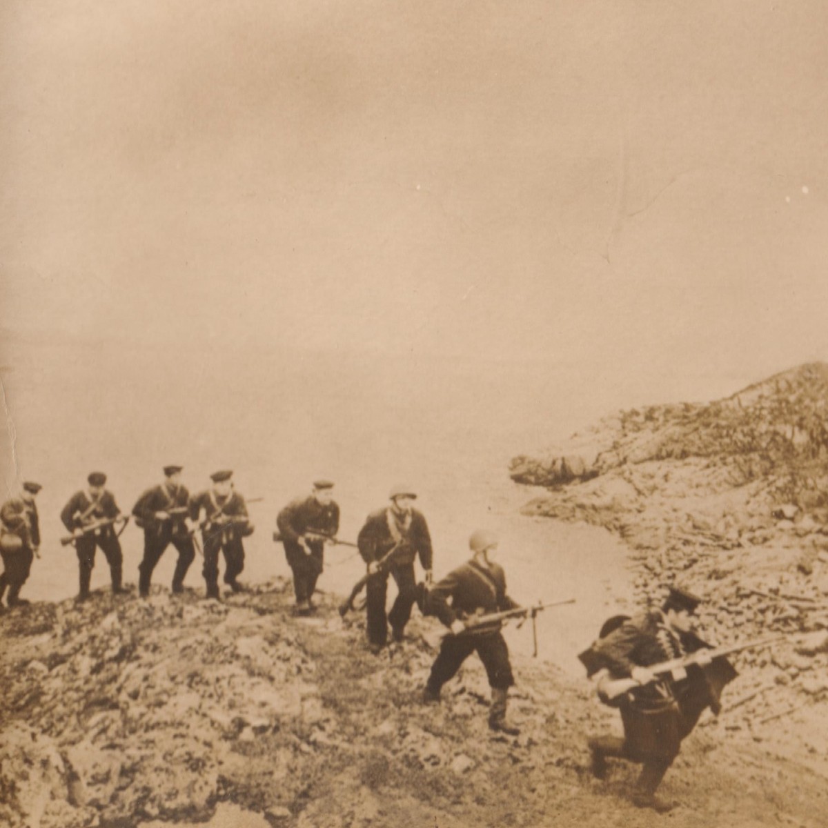 Photo of the Red Navy landing force on the defense line of the Zapadnaya Litsa river