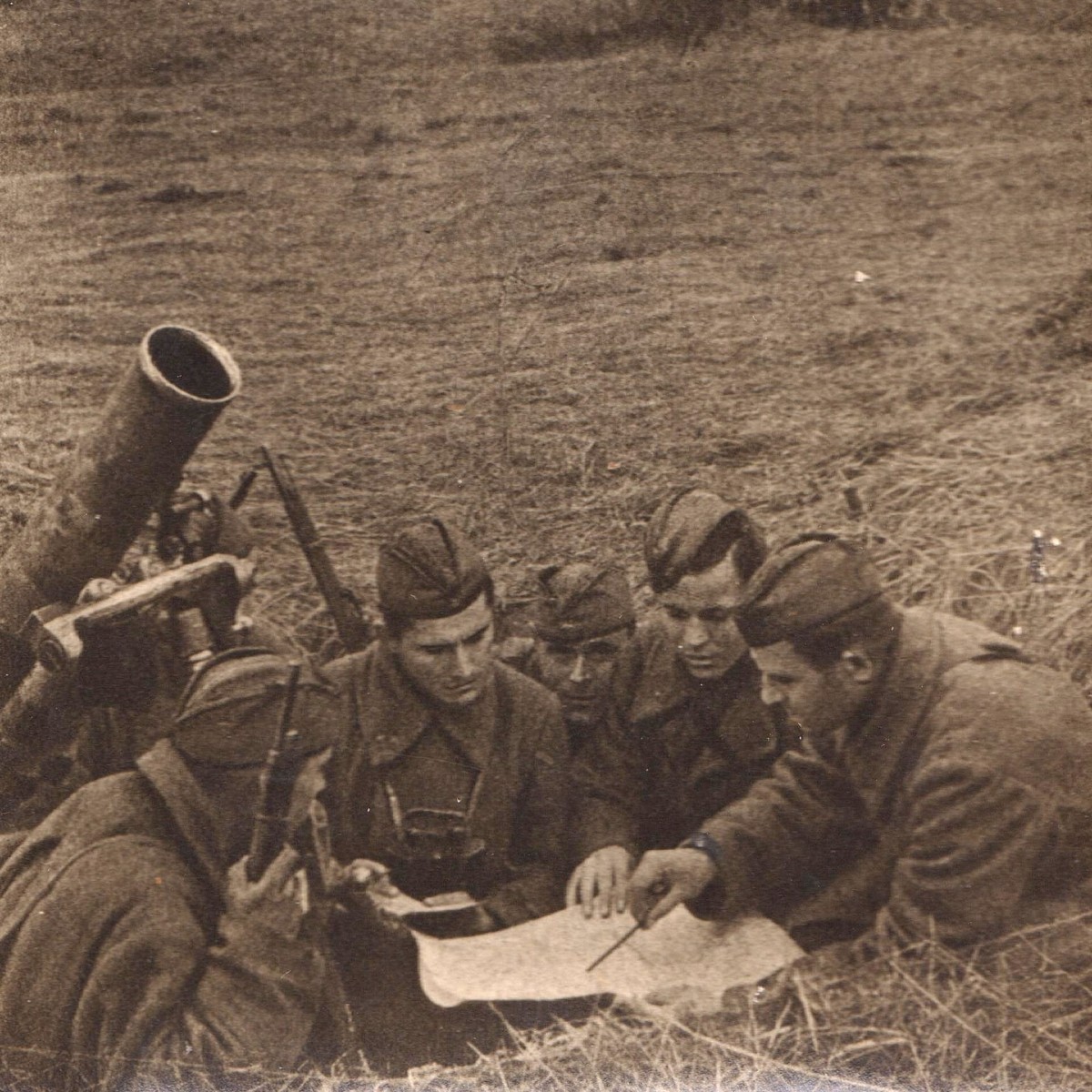 Photo of the Red Army mortar crew at the map