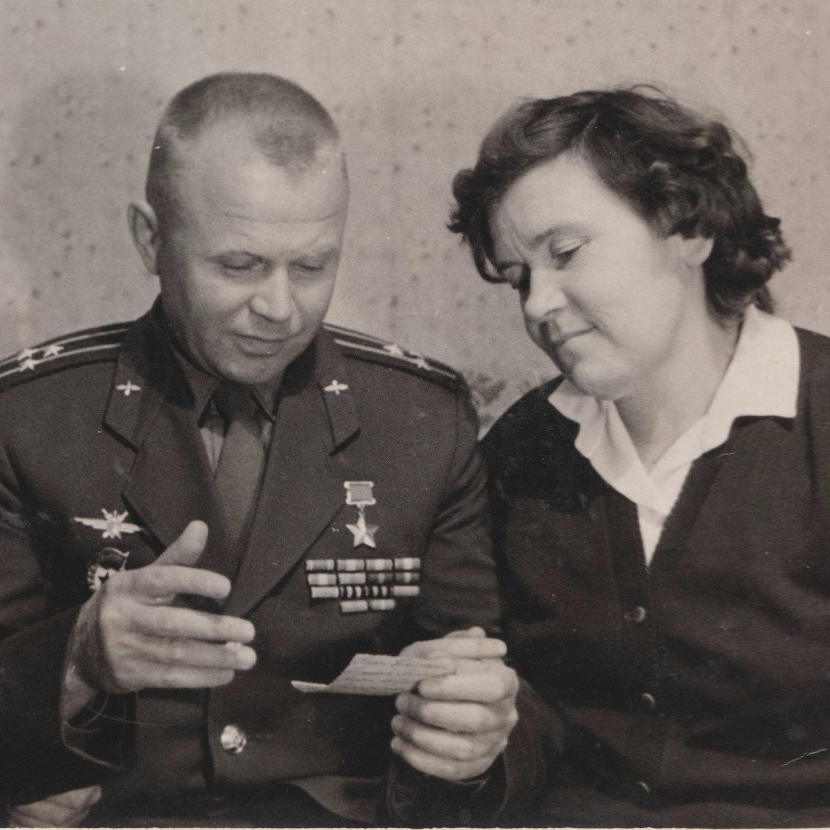 Photo of the Hero of the Soviet Union with his relatives