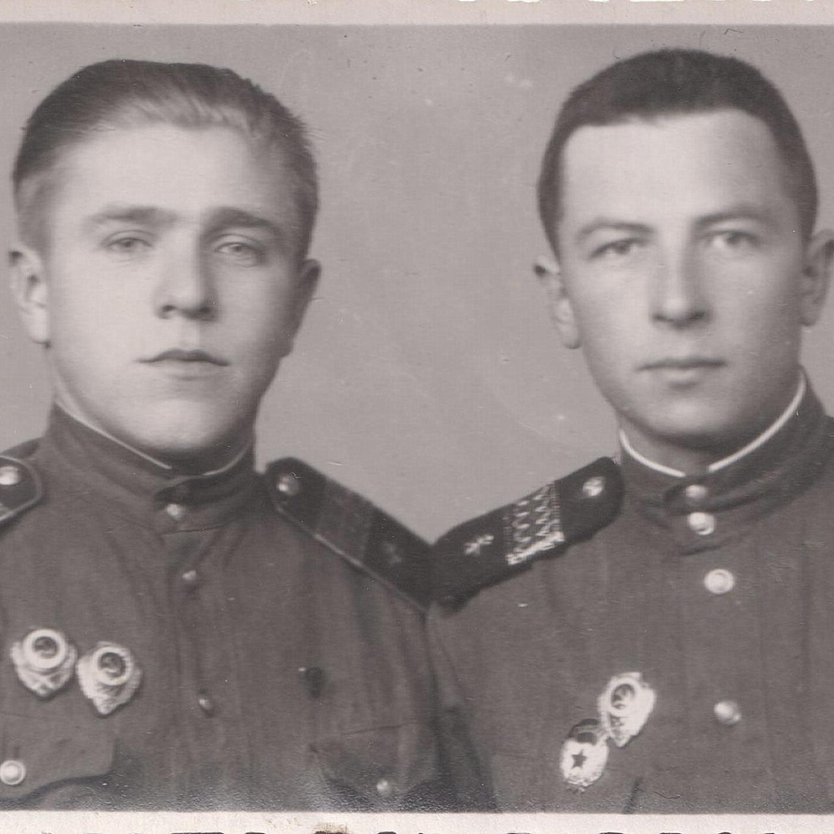 Photos of Red Army communications sergeants with demob shoulder straps