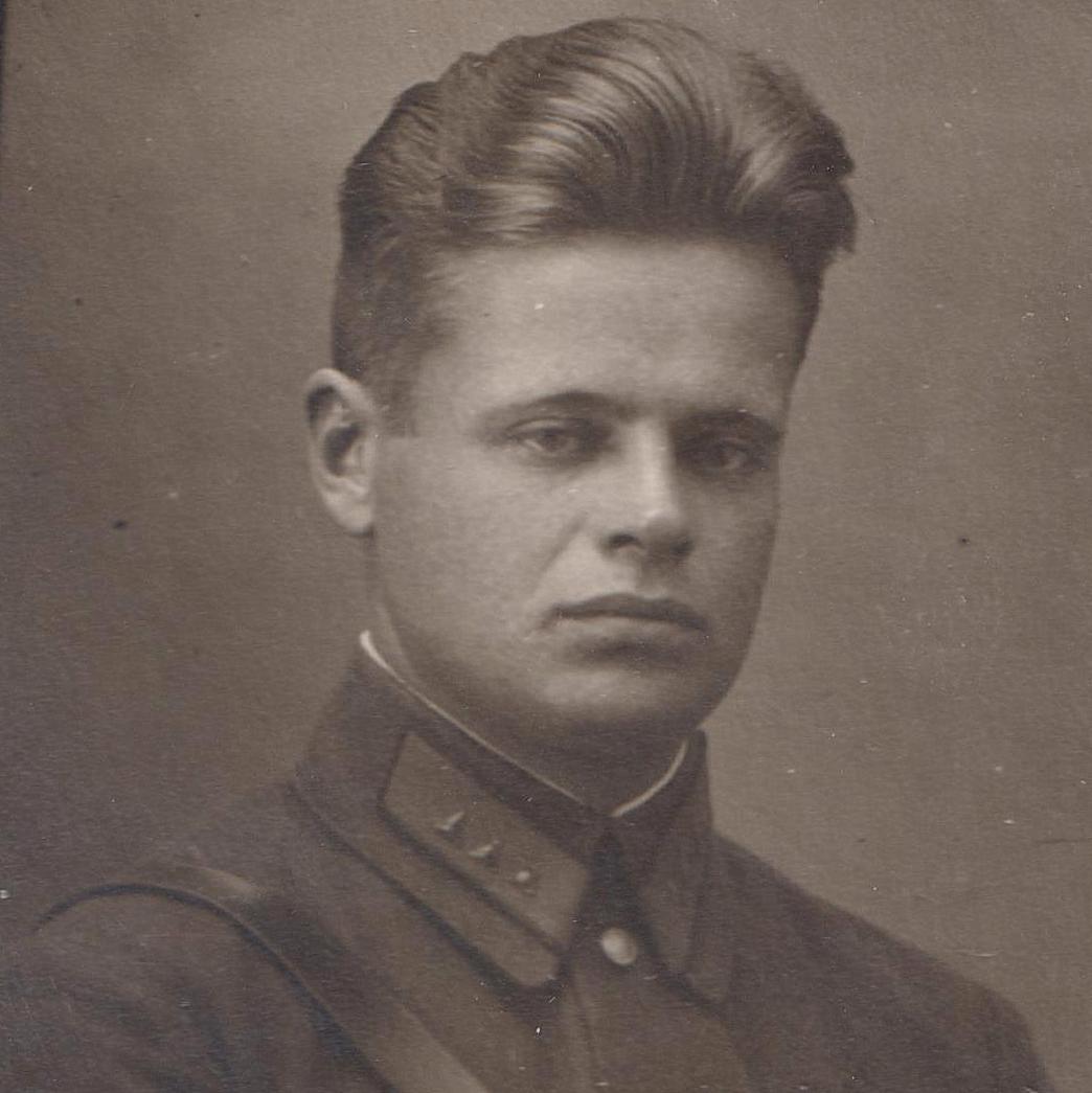 Portrait photo of a senior infantry sergeant of the Red Army