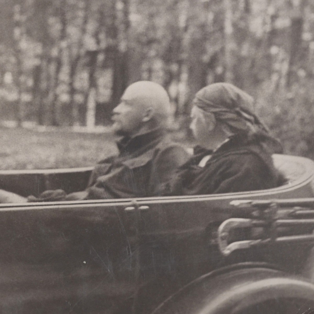 Large format photo of V. Lenin and N. Krupskaya on their way from Gorki to Moscow