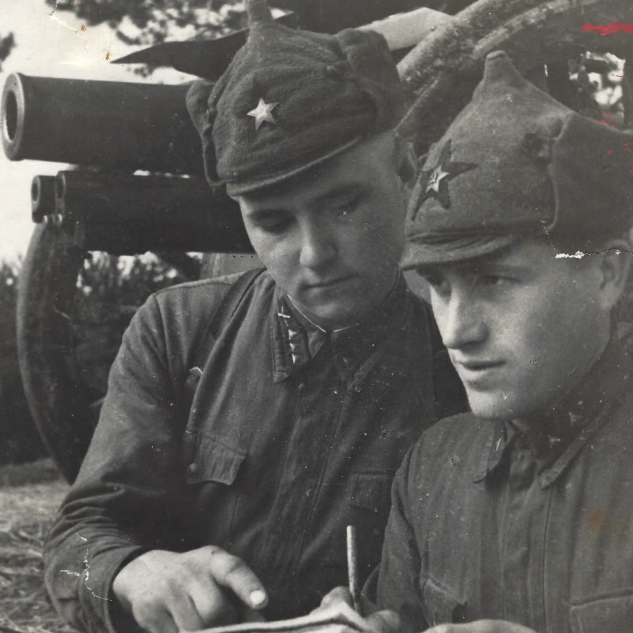 Photo "Excellent gunners draw up an anti-tank fire report card", 1938